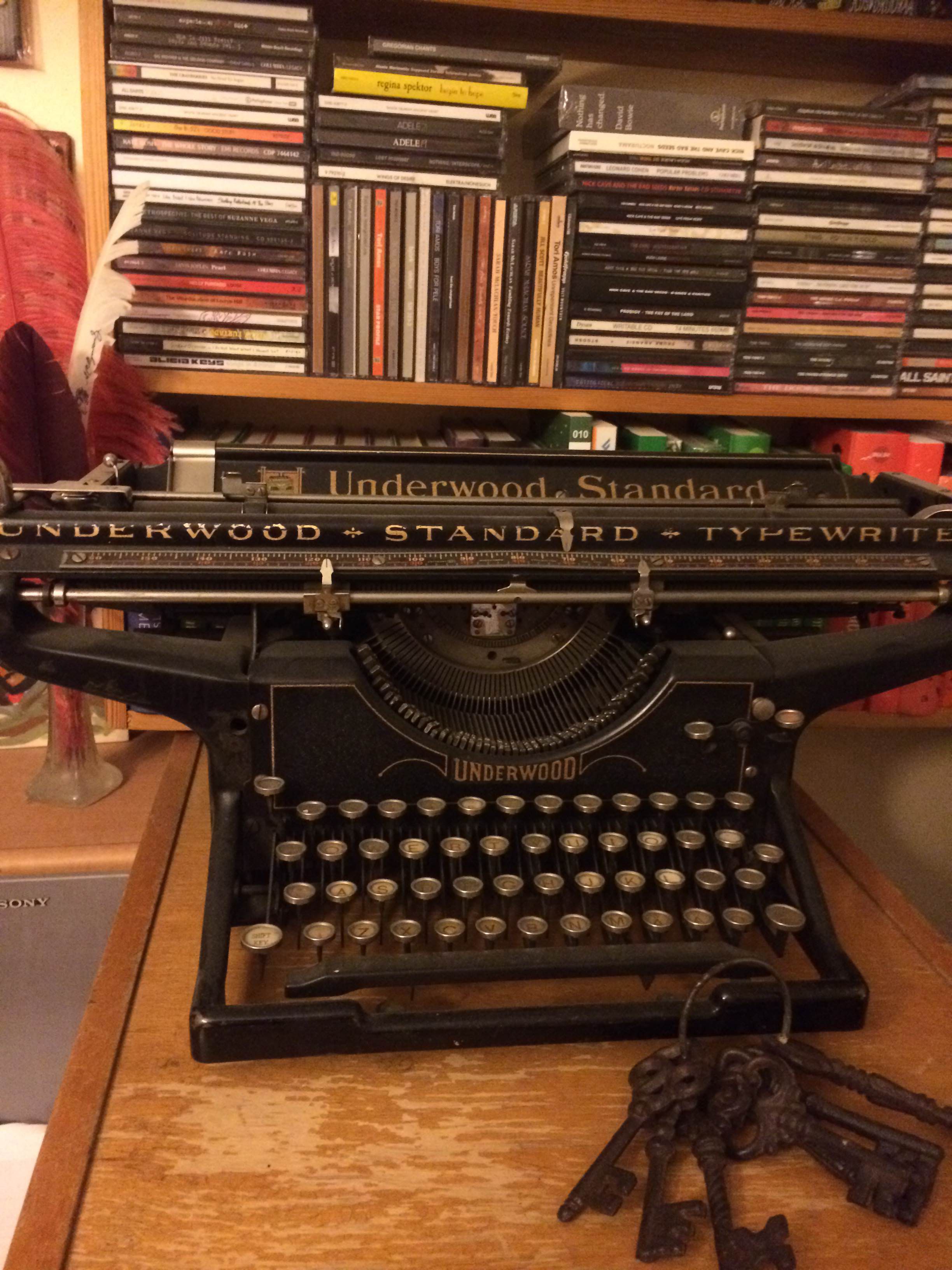 Vanha kirjoituskone on työhuoneeni aarre.