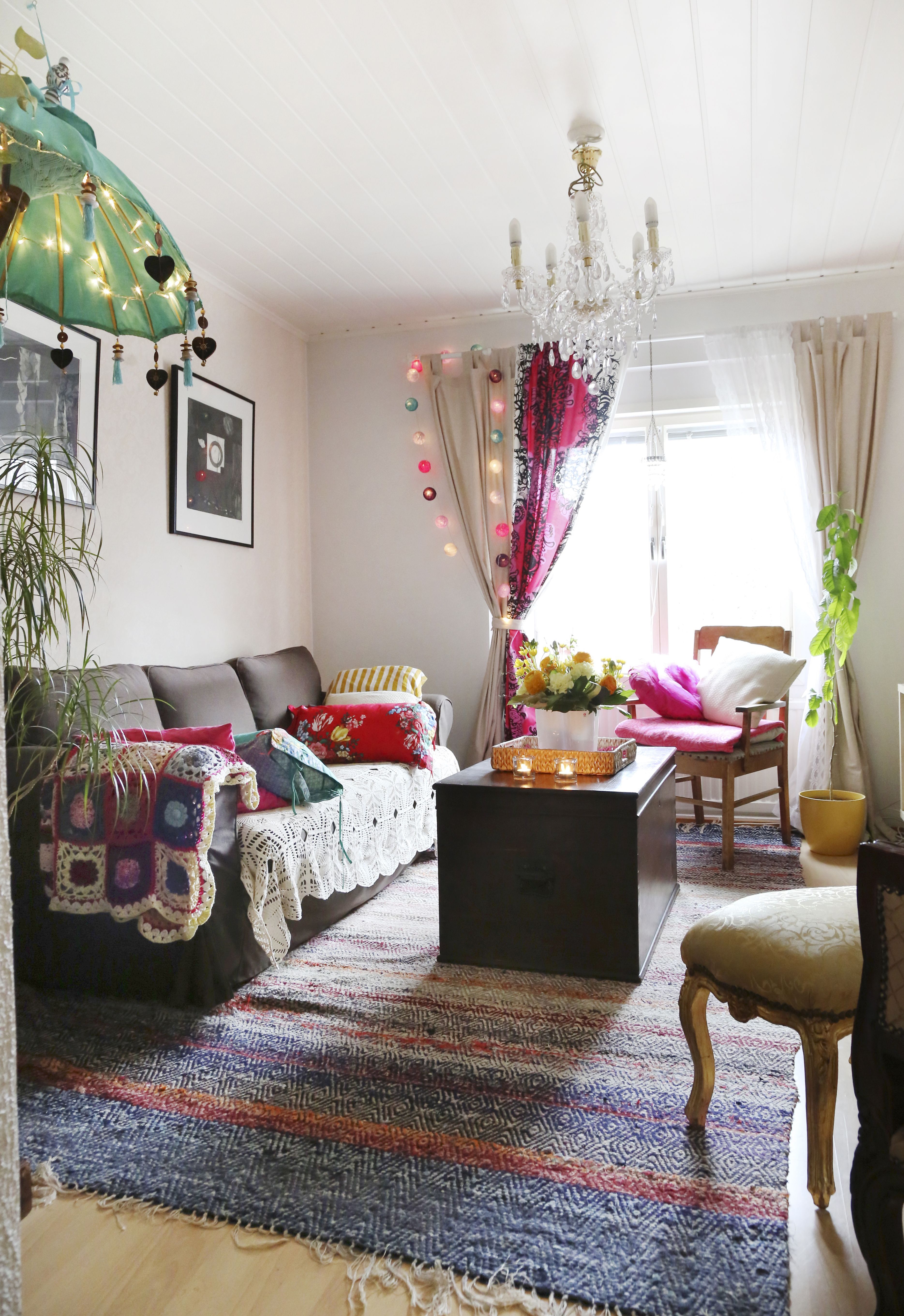 ”Täällä on myös lupa olla hassu. Vihreä päivänvarjo oli haaveeni, ja valosarja viimeisteli tyylin. Varjon alla haaveilen palmurannoista. Kukkatyynyt ovat PiP Studion, vanha arkku löytyi ystävän kautta.”