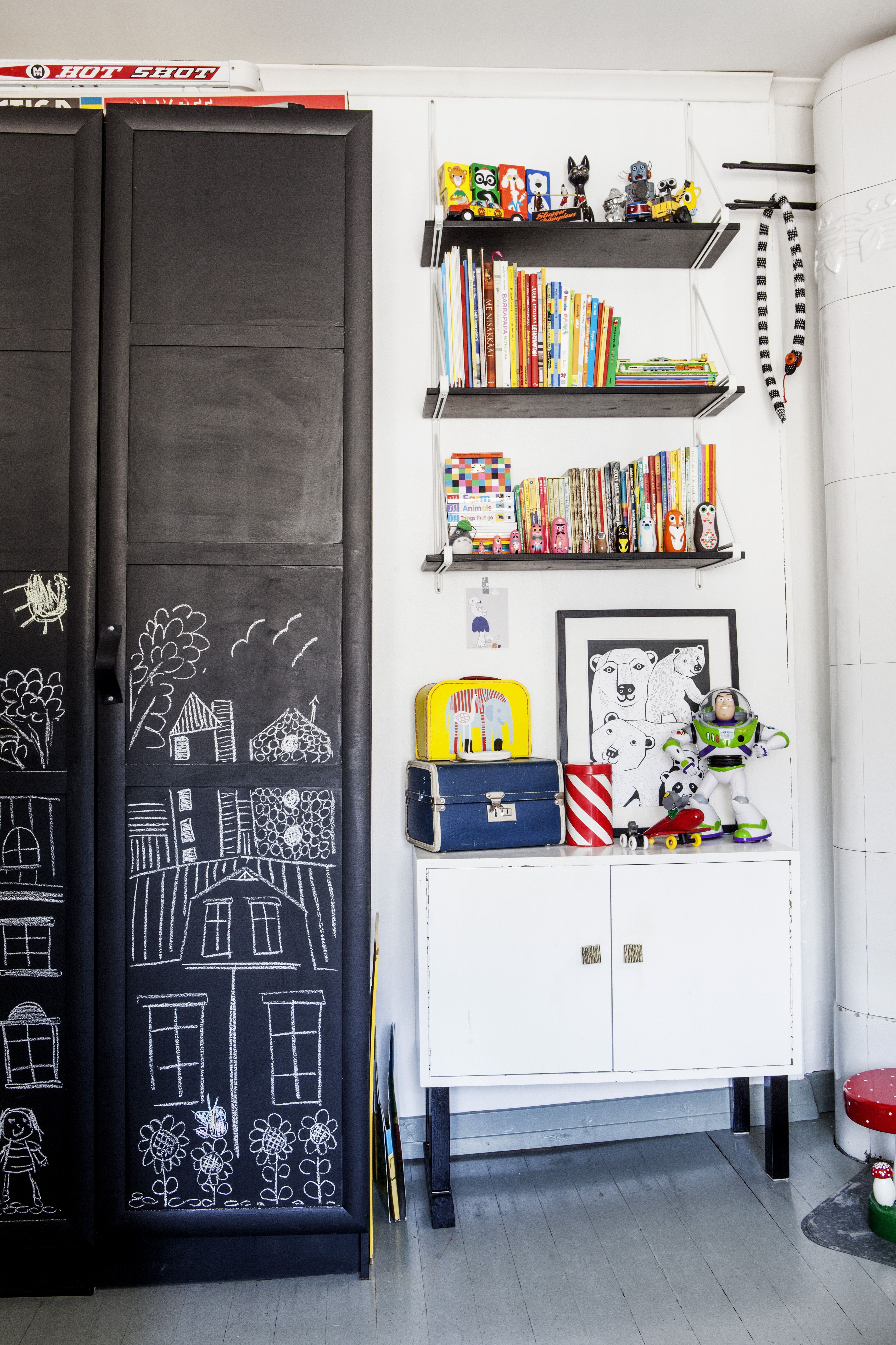 Liitutaulumaalilla maalatuille kaapinoville voi piirtää vaihtuvan taidenäyttelyn.