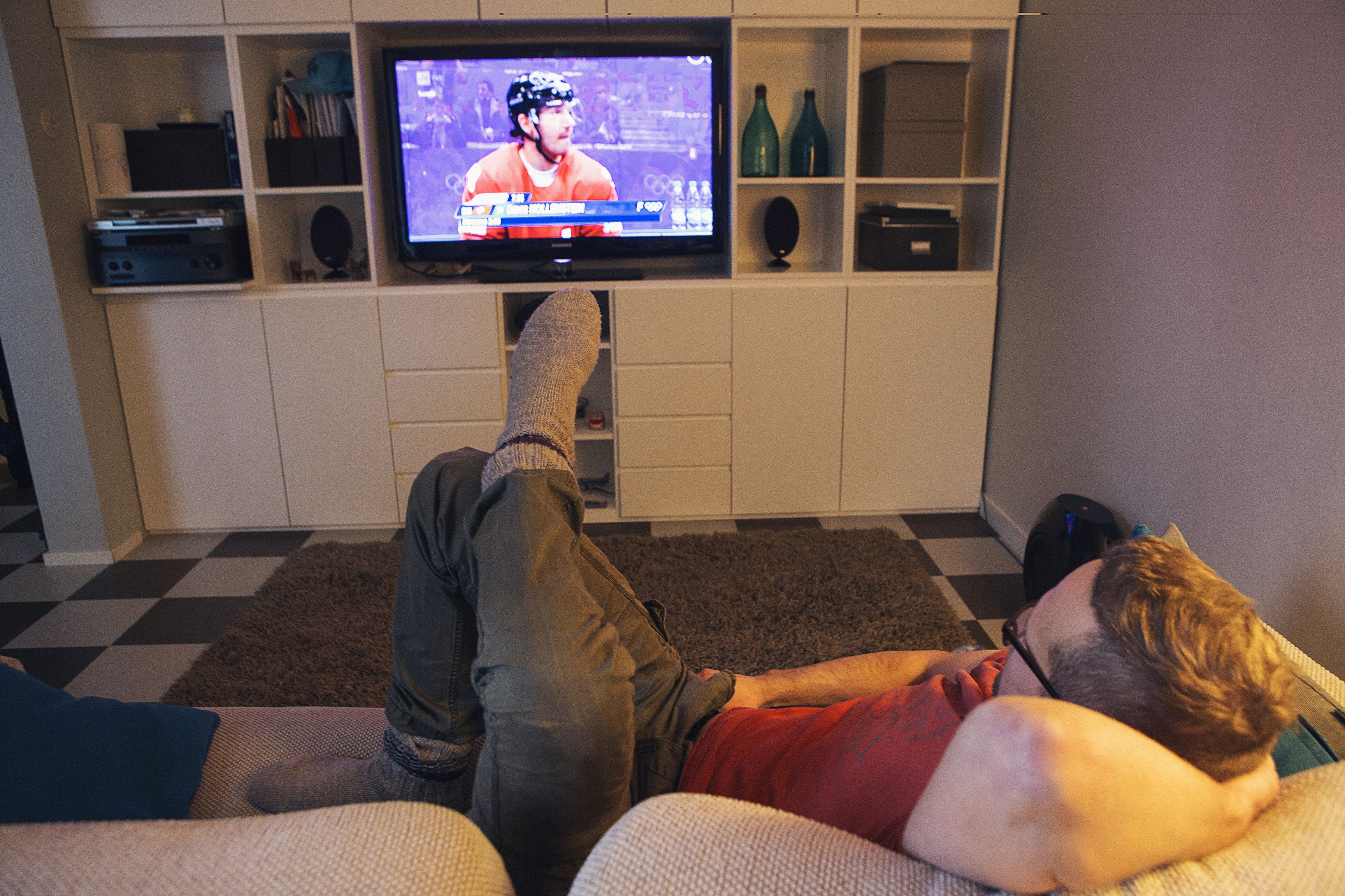 Telkkarin katsomisessa kotona ei ole muuta vikaa kuin se, että tulee istuttua liikaa. ”Pitäisi varmaan muuttaa ränsistyneeseen omakotitaloon. Jäisivät leffat ja urheilun seuraaminen vähiin.”