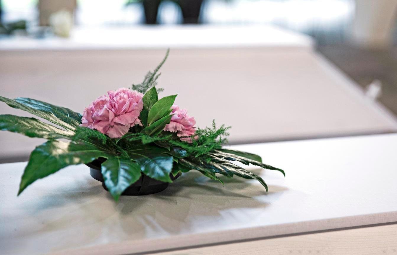 Jokaisen yksinäisen haudalle asetetaan samanlainen kukkalaite, vaatimaton ja kaunis.