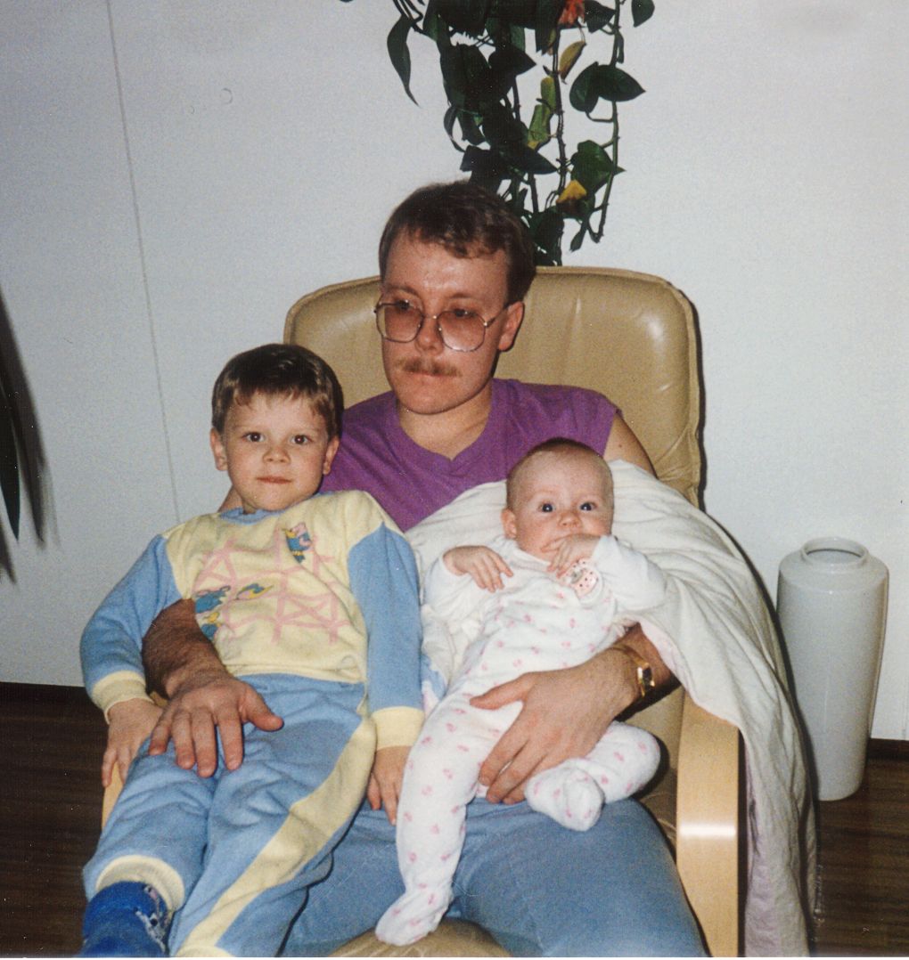 Joukon sylissäni ovat Joni ja Tanya. Joni asuu nykyään Kokkolassa ja Tanya Lappeenrannassa.