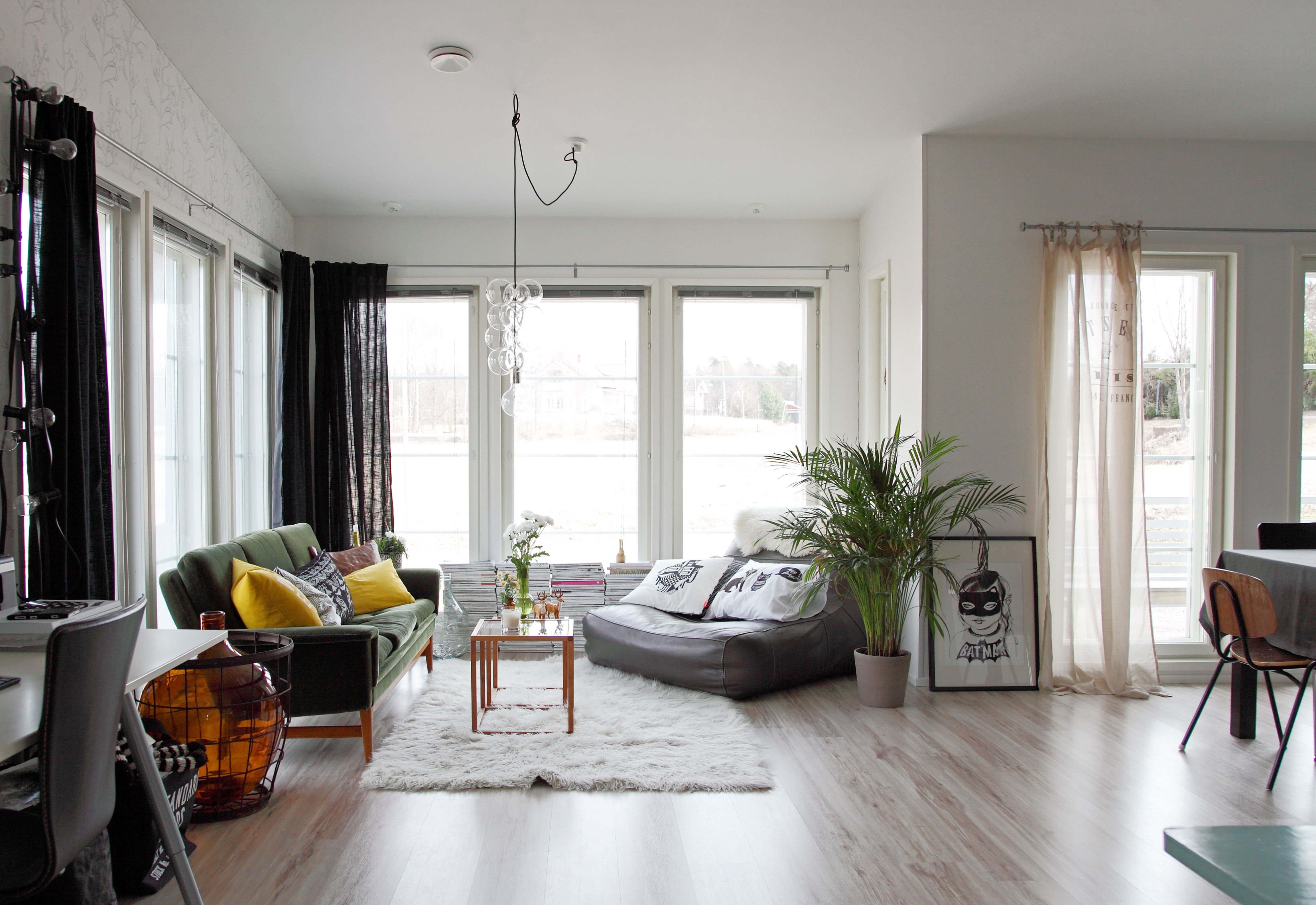 Olohuoneesta on saatu kutsuvan pesämäinen. Furninovan nahkaiseen nojatuoliin mahtuu parikin köllöttelijää. Lattia on vaahteralaminaattia.