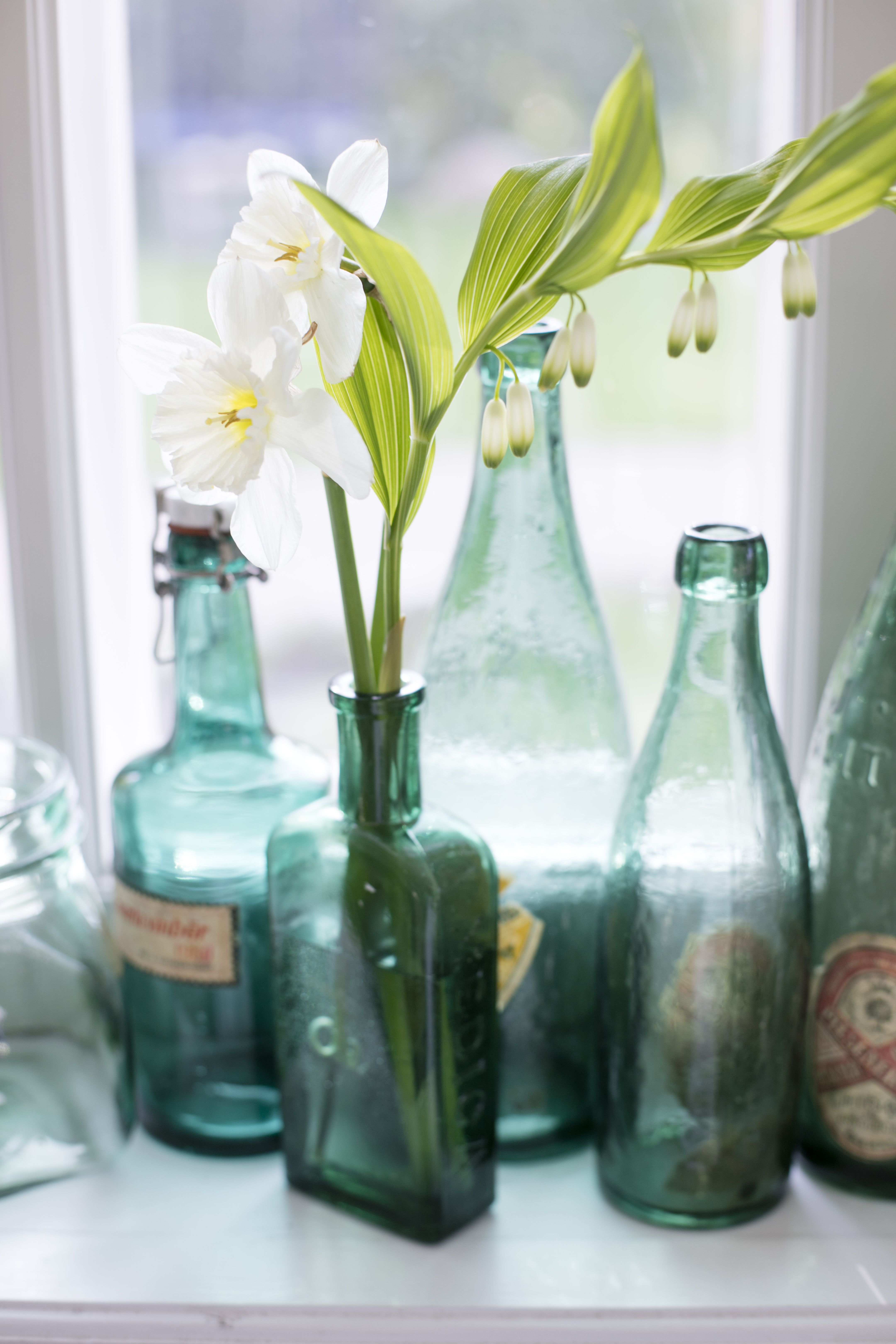 Sieltä täältä löytyneistä vanhoista pulloista syntyy kaunis kokoelma ikkunalle. Kuva Anna Wallendahr.