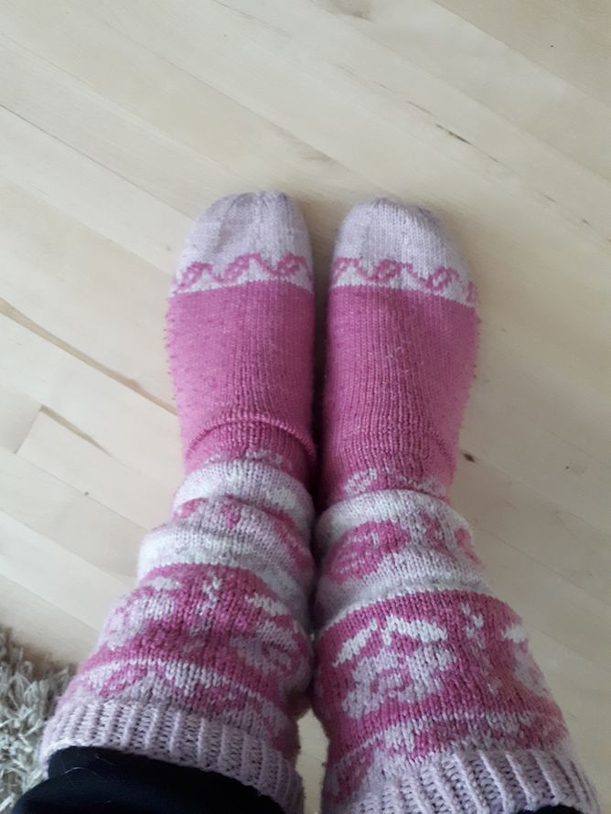 ”Nämä ovat äitini muutama vuosi sitten tekemät. Kantapäästä jo kerran parsitut, mutta silti niin ihanat. Villasukat on aina jalassa!”