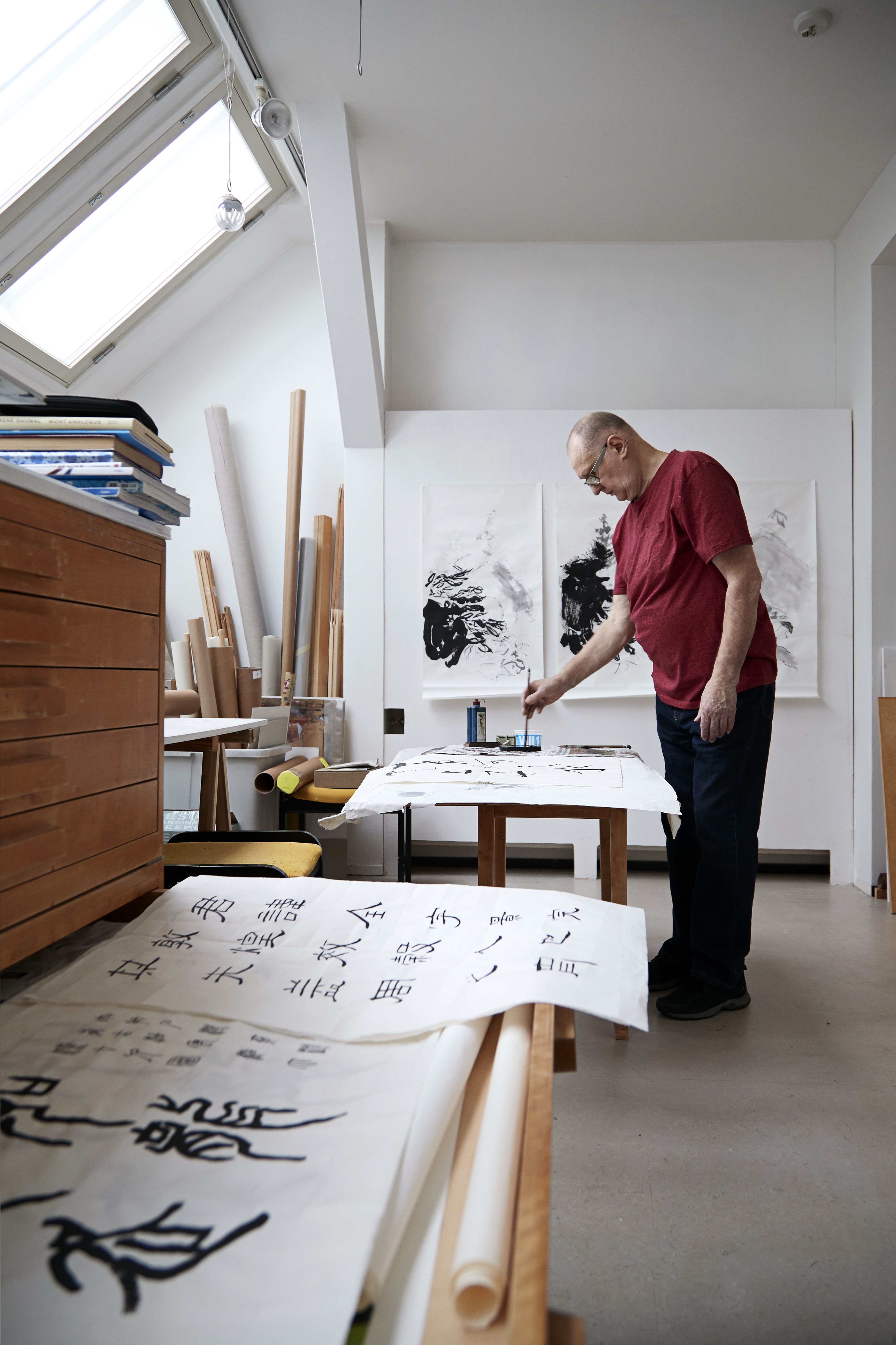 ”Ensimmäisellä Kiinan-matkallani vuonna 2006 pääsin näkemään, miten kiinalaiset tussimaalarit työskentelevät. Maalaan ohuelle xuan-paperille, joka tunnetaan riisipaperina. Maalaaminen rytmittyy aina paperin kuivumisen mukaan ja on tällä tavalla hidasta.”