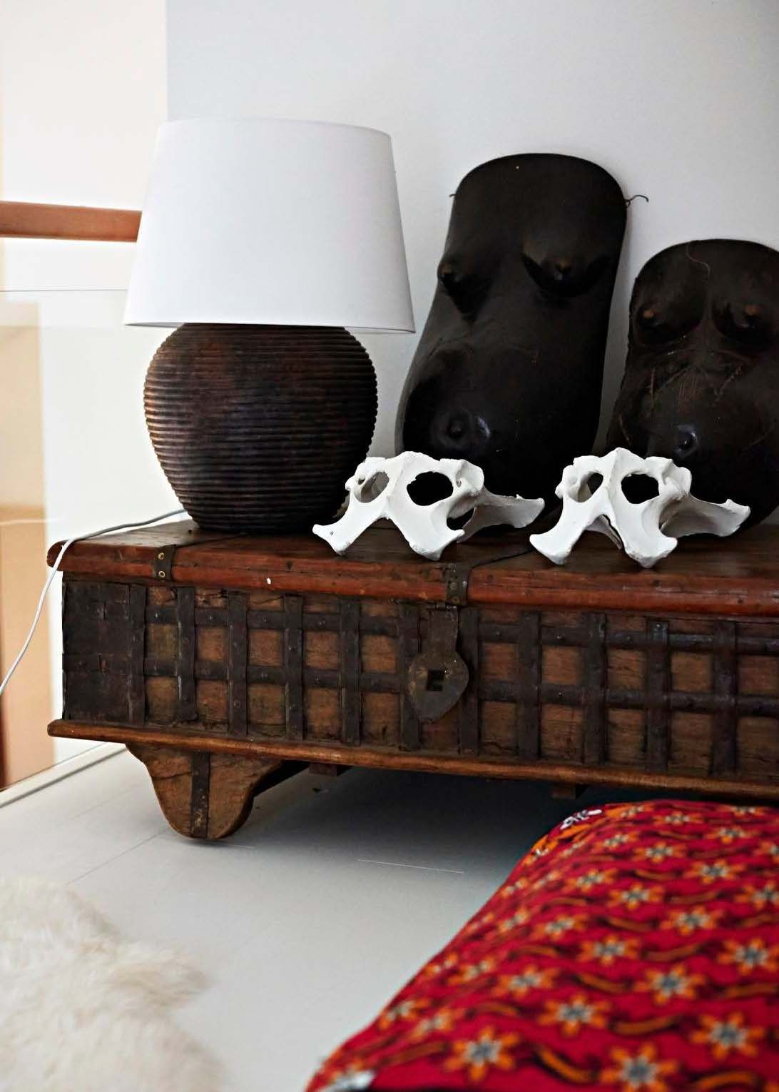 Matka-arkkua koristaa jännittävä kokoelma kalloja ja puisia maskeja.