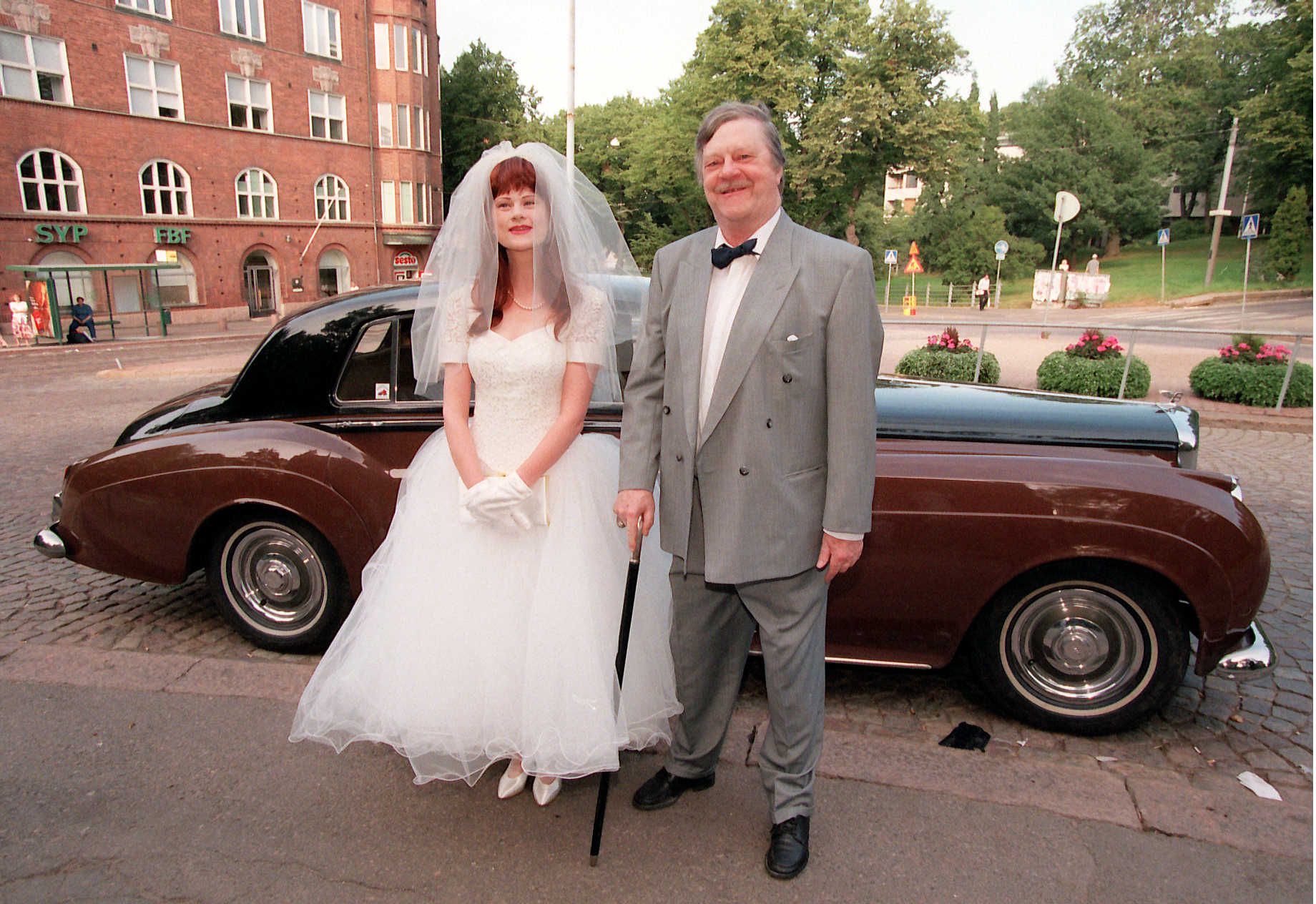 Lilli Suomalaisesta tuli Lilli Earl 31. elokuuta 1996. Isä Kari Suomalainen juhli mukana. Kuva: Peter Jansson / Sanoma-arkisto.