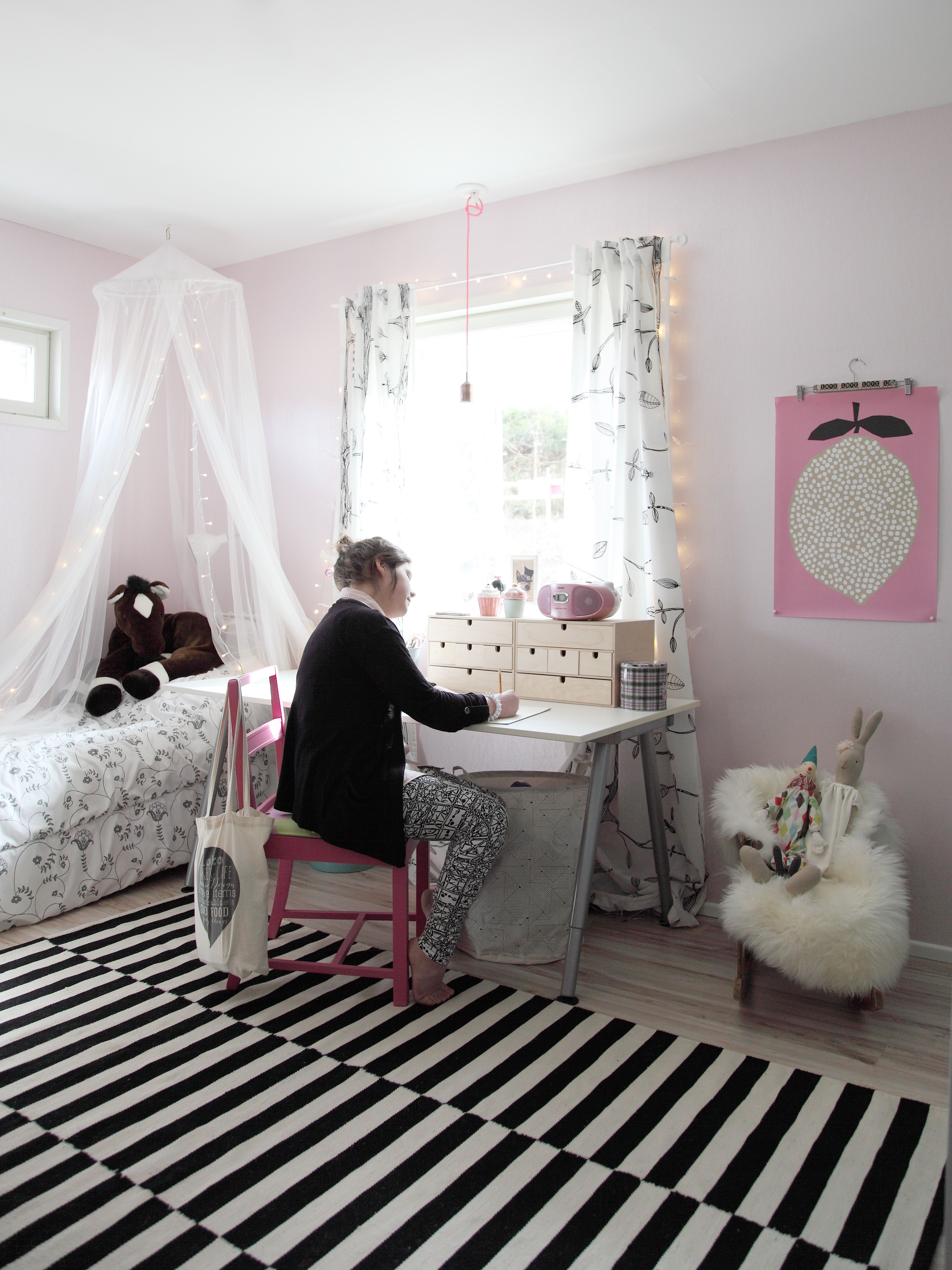 Vaaleanpunainen sopii Katille yhä, vaikka hän aikookin sisustaa huonettaan pian uudelleen. Sitruunajuliste on Darling Clementinen. 