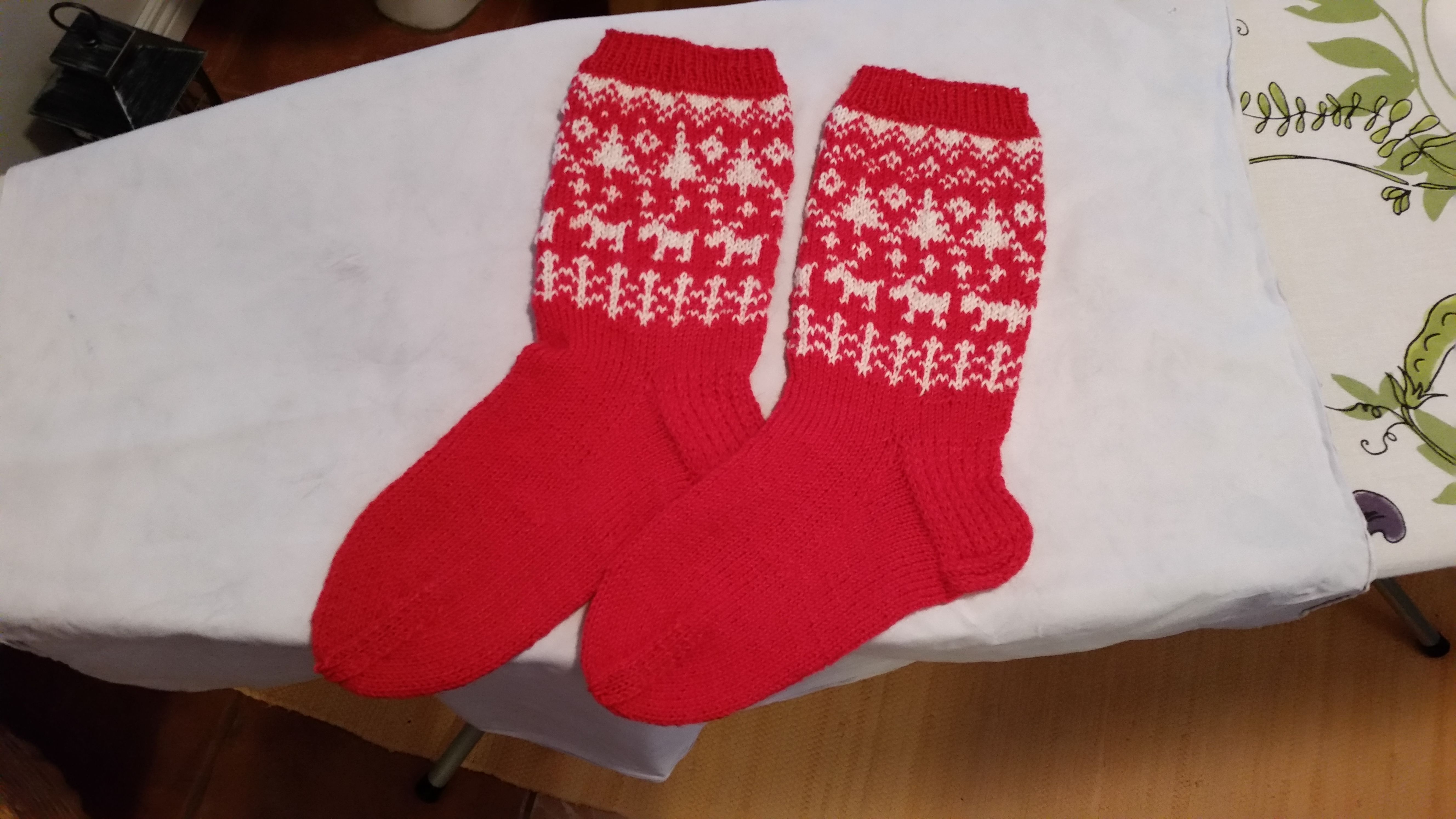 "Tyytyväisenä höyryttelin juuri valmistuneet lahjaksi neulomani sukat. Joku outo tunne sai minut kuitenkin katsomaan kuvioita tarkemmin. En voinut tietenkään jättää sukkia näin, vaan oli neulottava sitten vielä kolmas sukka." – Piitta