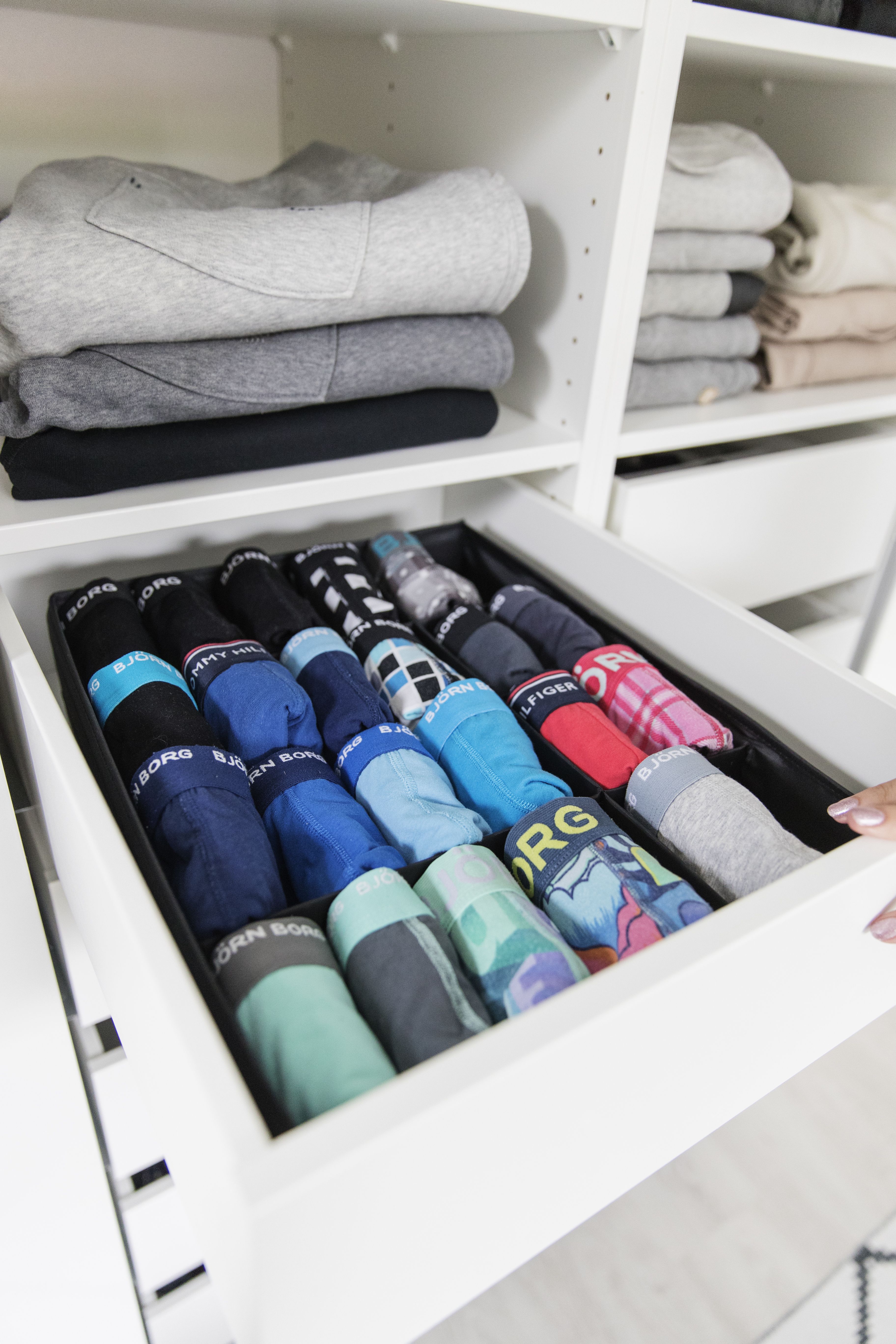 ”Mies viikkaa farkkunsa ja laittaa paidat henkariin. Bokserit järjestelen minä”, Marjo kertoo.