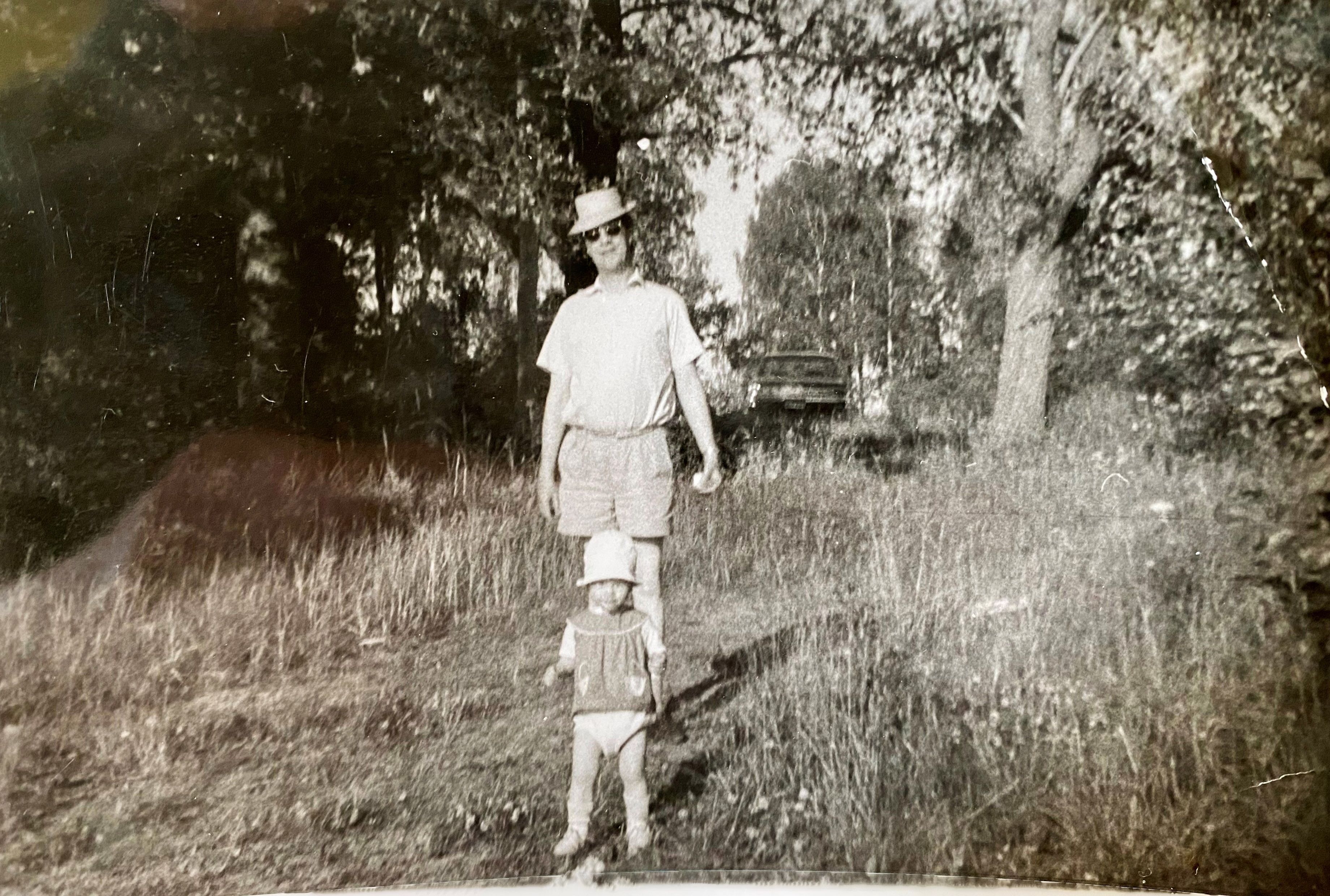 Lilli ja isä Visavuoressa. ”Isä ei osannut paijata. Minunkin päätäni hän aina taputti, täp täp täp. Se oli hänen tapansa osoittaa, että minä välitän. Mahdollisimman vähän kosketuskontaktia.”