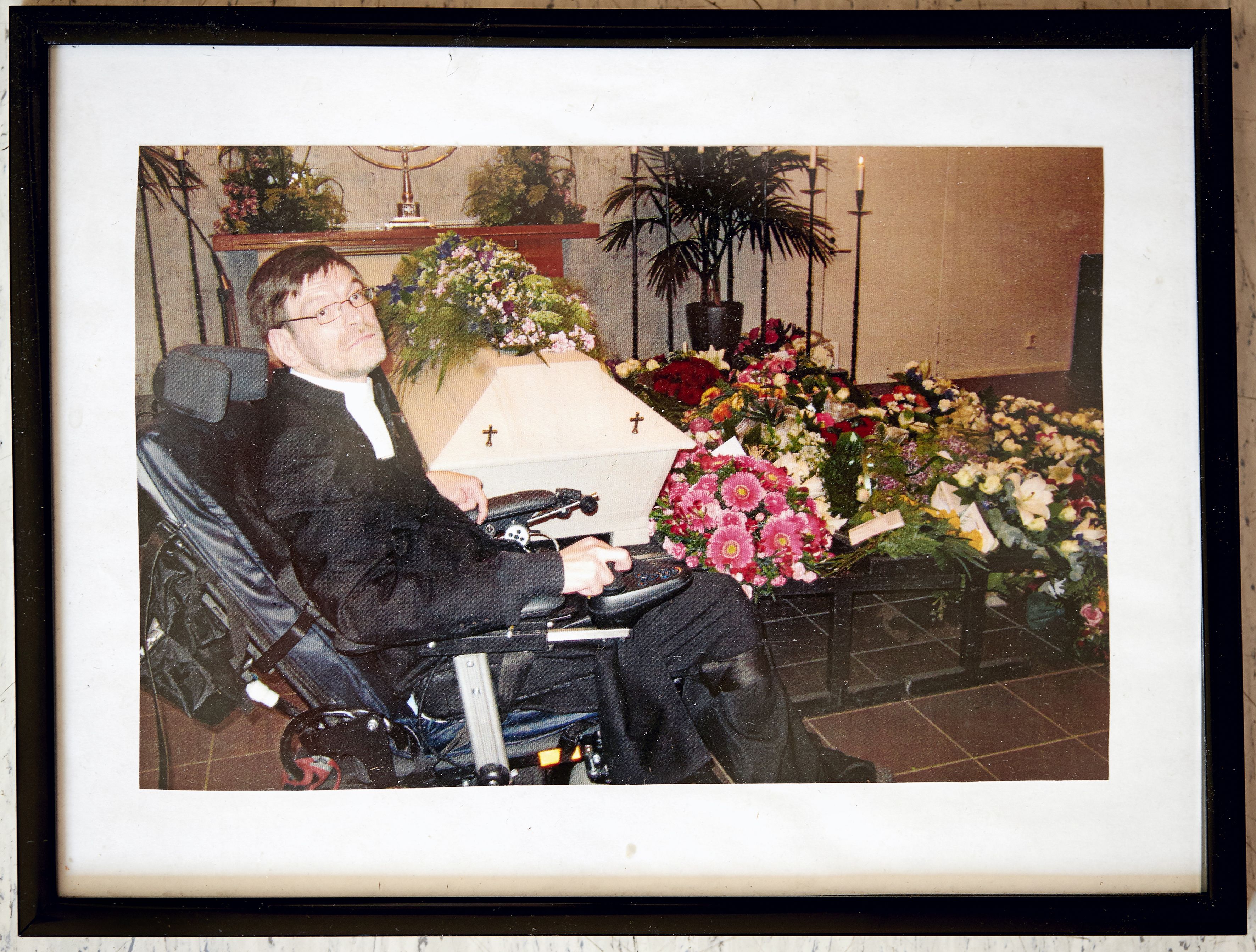 Siunasin äitini hautaan syksyllä 2009. Papin rooli auttoi tuomaan tilanteeseen etäisyyttä.