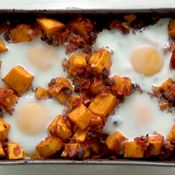 Mausteinen bataatti-munavuoka