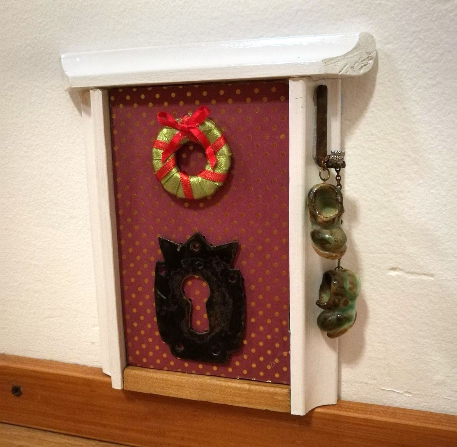 "Tämä valmistui kierrätysmateriaaleista, omista ja isän nurkista löytyneistä tarvikkeista. Paikkansa oven pielestä löysivät myös tunnearvokkaat, mummun perintöä olevat vanhat keraamiset tossut joilla saatiin lapsina leikkiä." Sari Reen