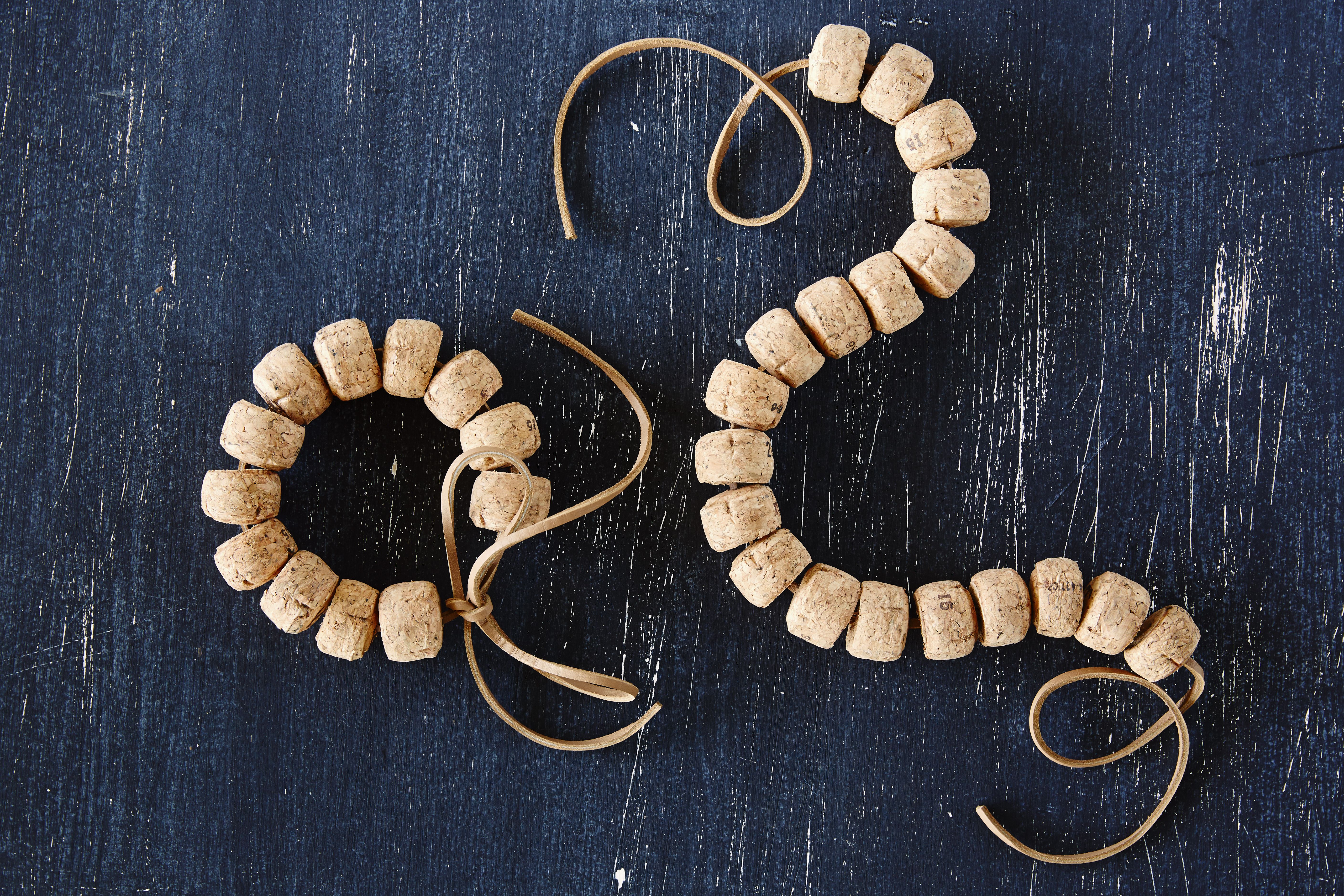 Trendikäs mökkiläinen ei malta luovuttaa korkkinauhaa keittiökäyttöön vaan sujauttaa sen koruksi kaulaansa.