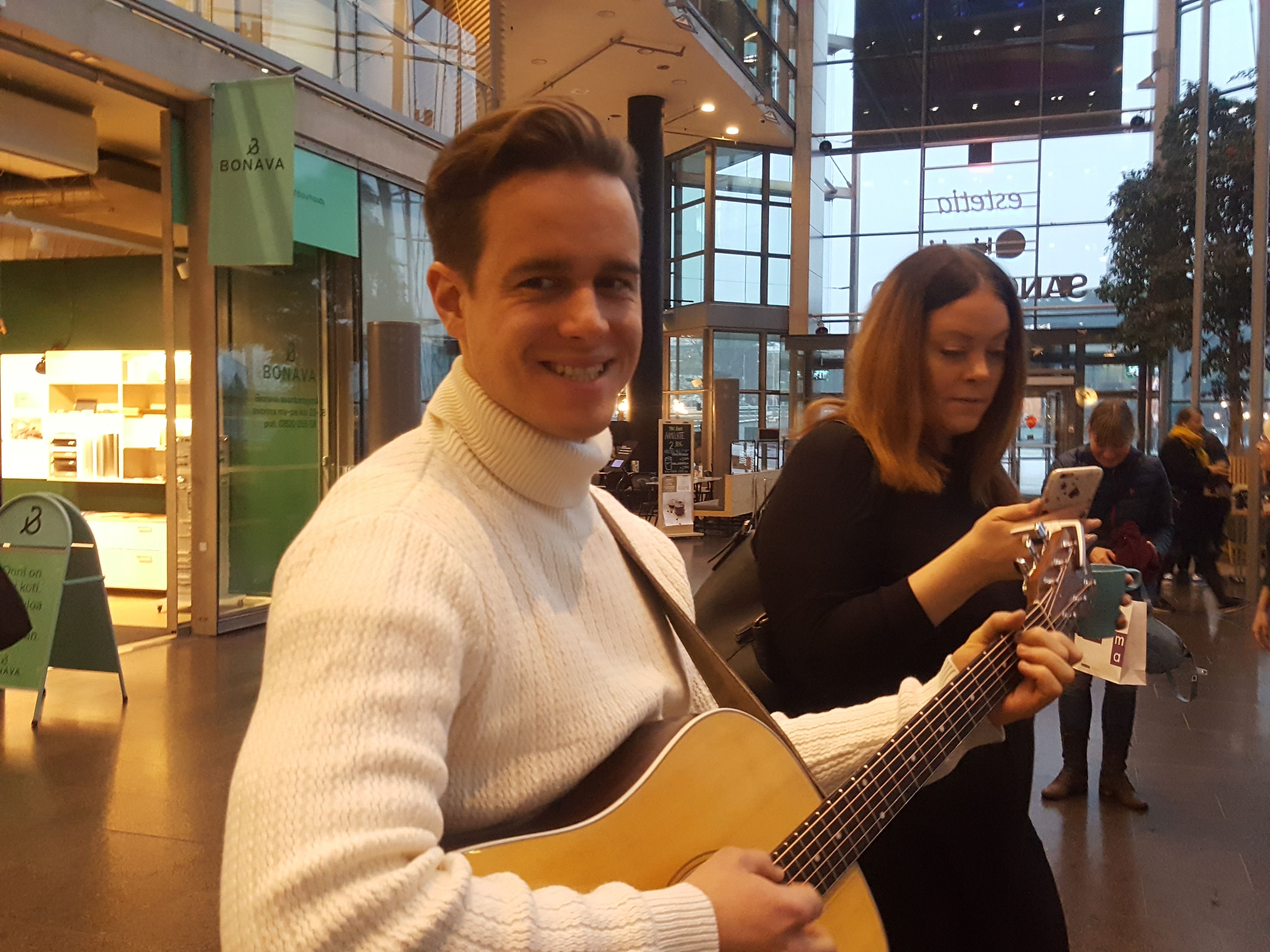 Laulaja Mikko Harju johdatti yleisön joulutunnelmaan ihanilla joululauluilla.