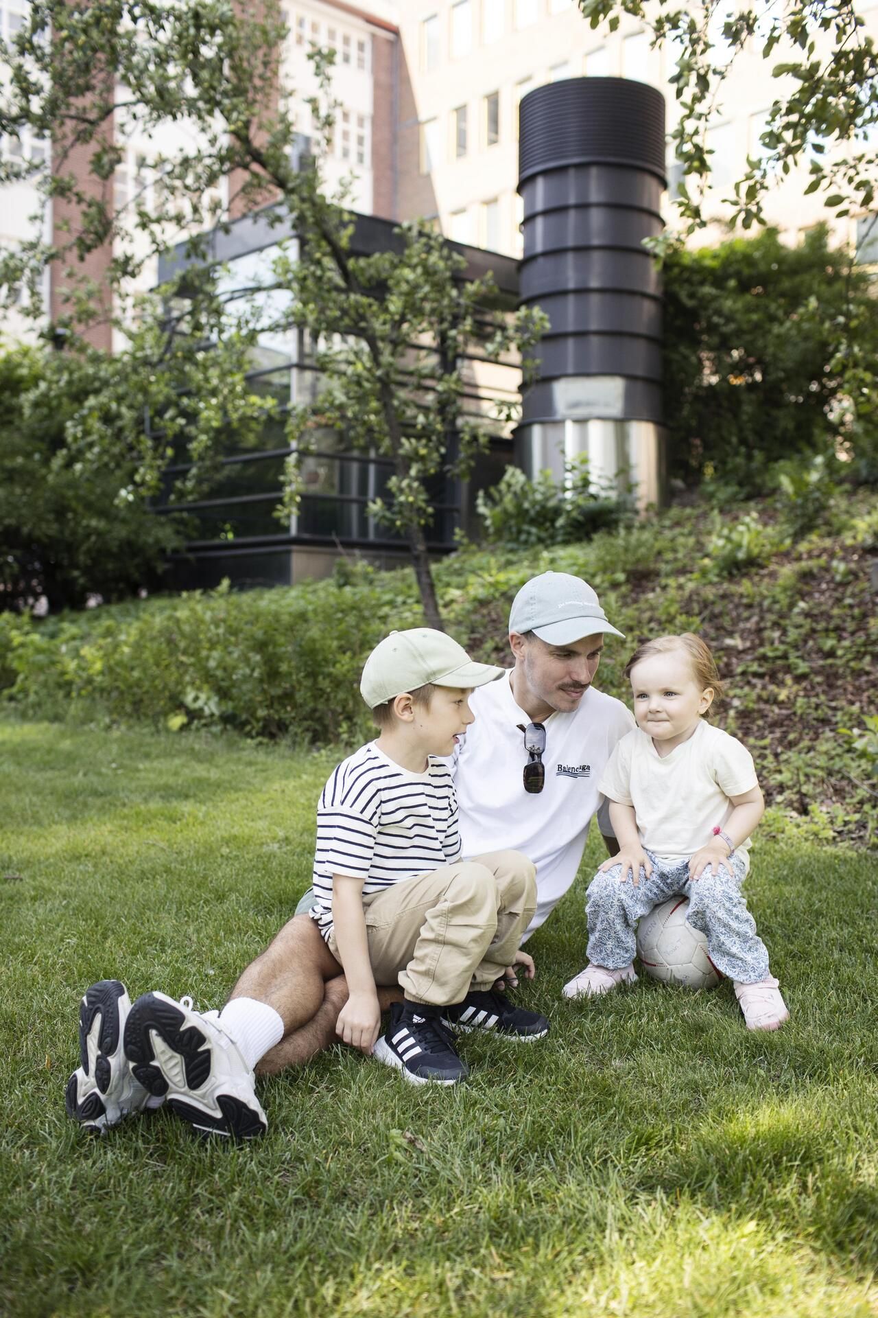 Duarte Tammilehto pelasi viimeisen Veikkausliiga-ottelunsa syksyllä 2022. Noah ja Elma saattoivat hänet pelikentälle.