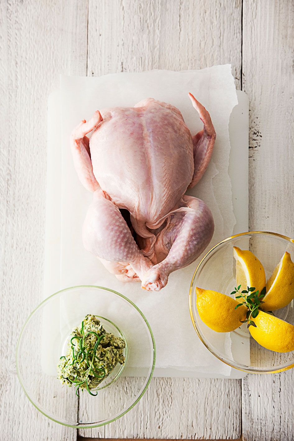 Jos ostat pakastetun broilerin, sulata sitä yön yli jääkaapissa. Nosta varovasti broilerin nahkaa, jotta pääset levittämään&nbsp; yrttiseoksen broilerin rintalihan ja nahan väliin.
