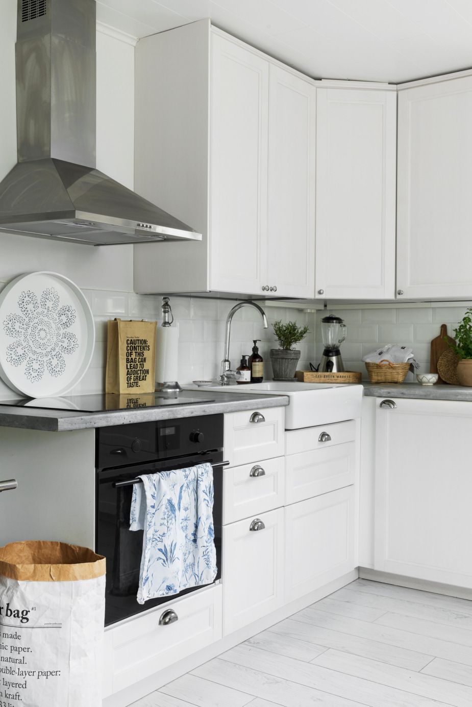 Uusitun keittiön klassinen tyyli sopii somasti vanhaan puutaloon.