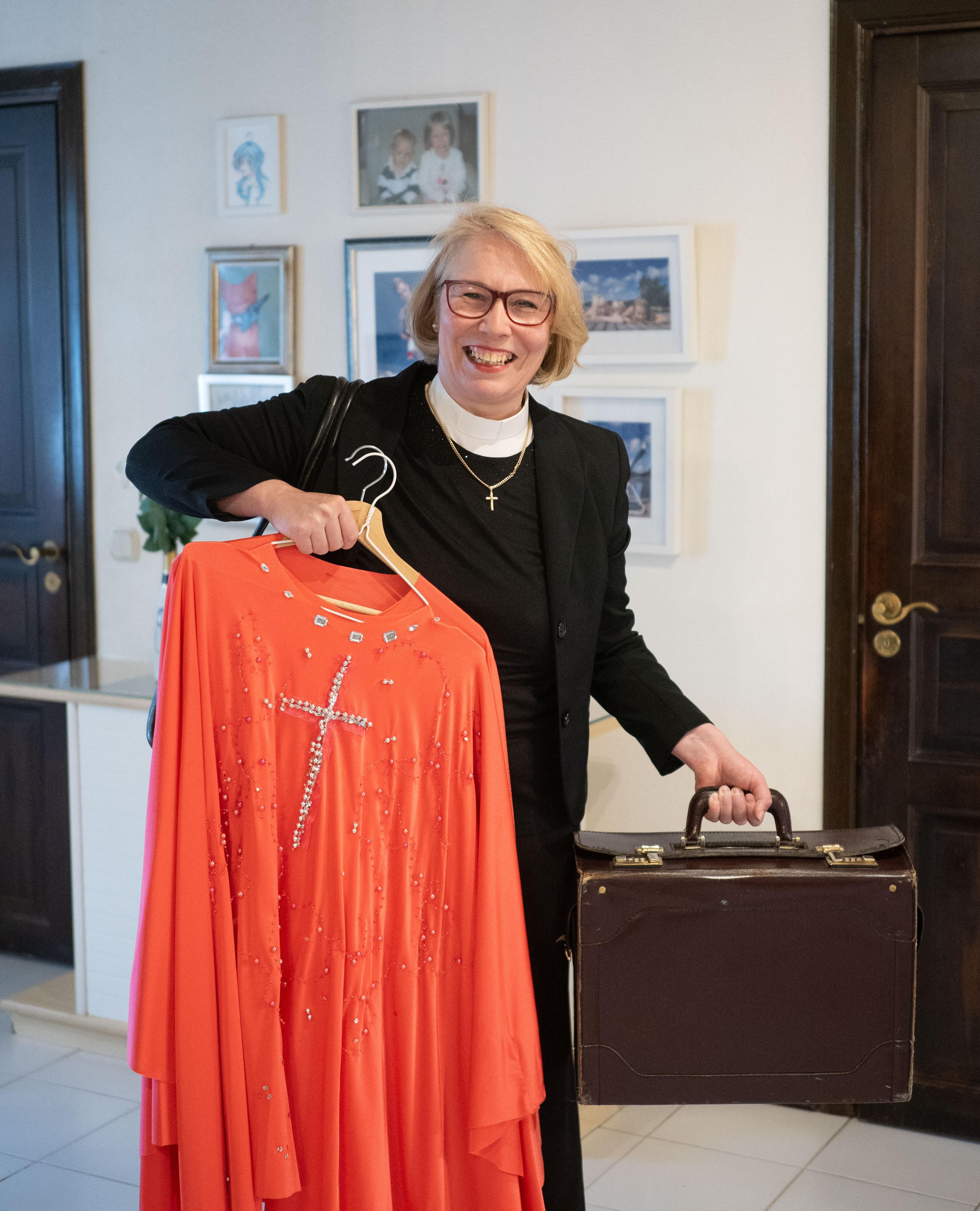 Riina tunnustaa kaipaavansa useinkin ballerinavuosien tunnelmaa sekä yhteisöllisyyttä, jota on papin työssä vähemmän.