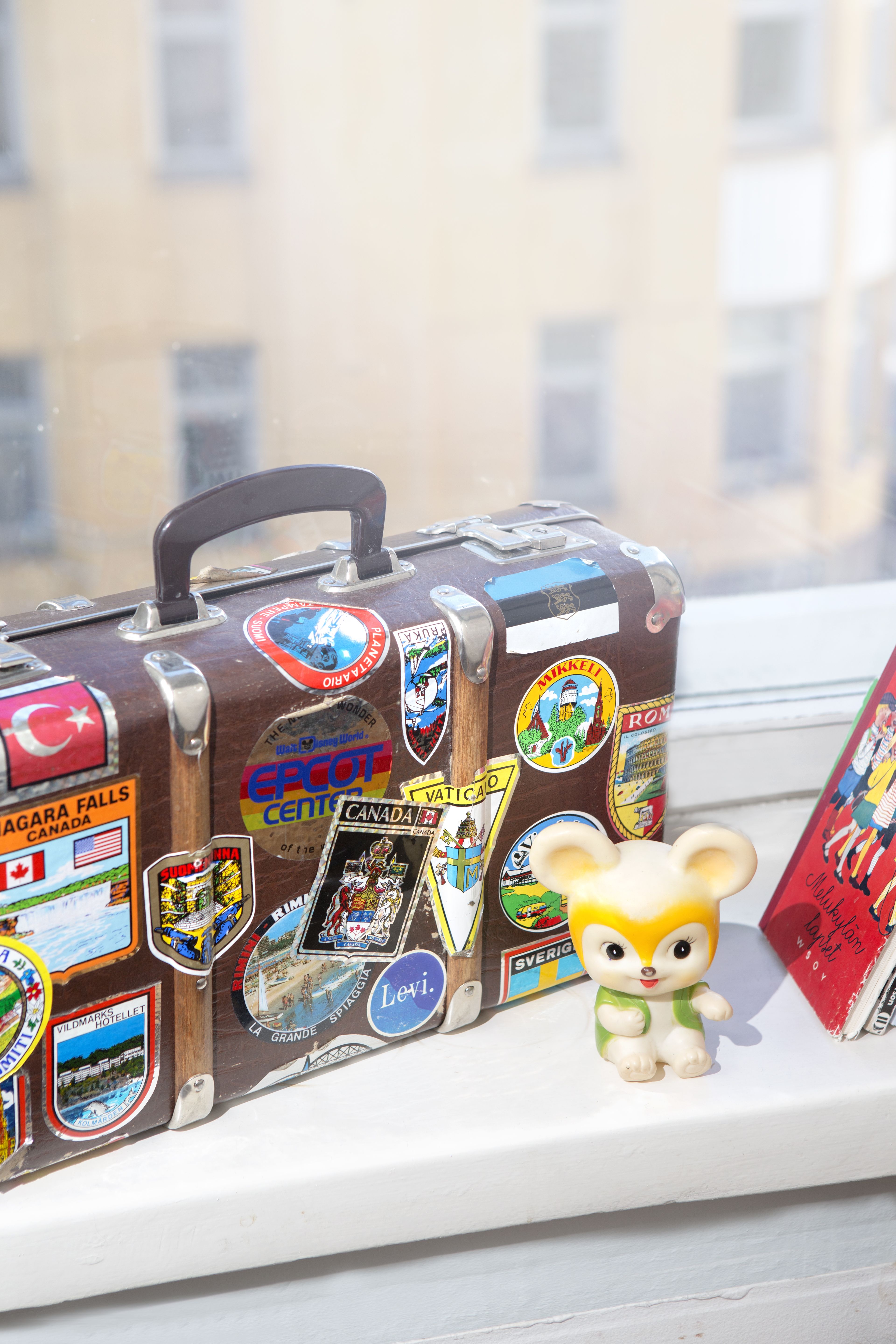 Irja on leikkinyt vanhalla matkalaukulla ja leluhiirellä lapsena. Nyt on Ursulan vuoro.