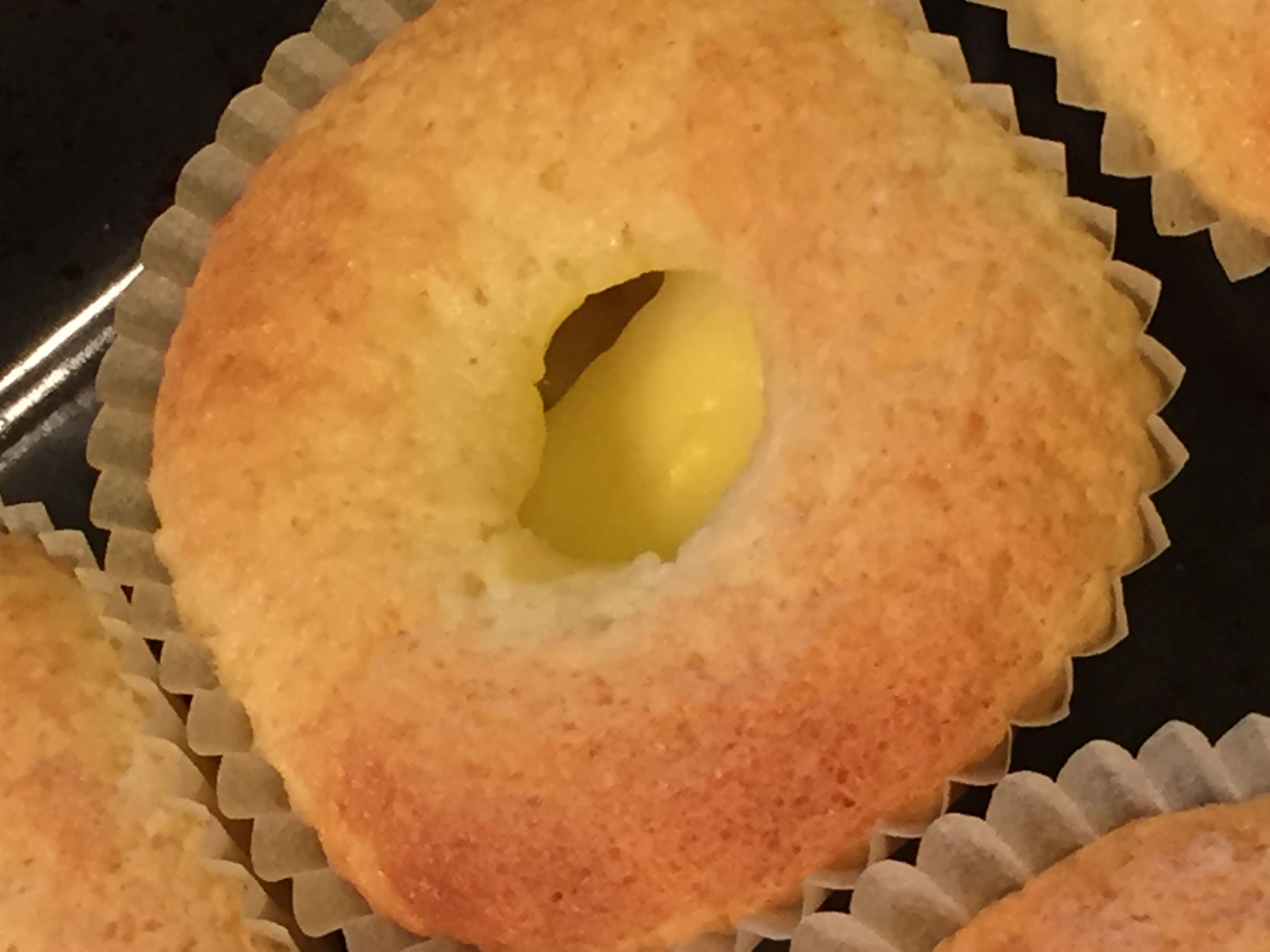 "Piti tehdä cremetäytteisiä muffineita, mutta niistä tulikin onttoja. Täyte jotenkin lässähti." – Juju