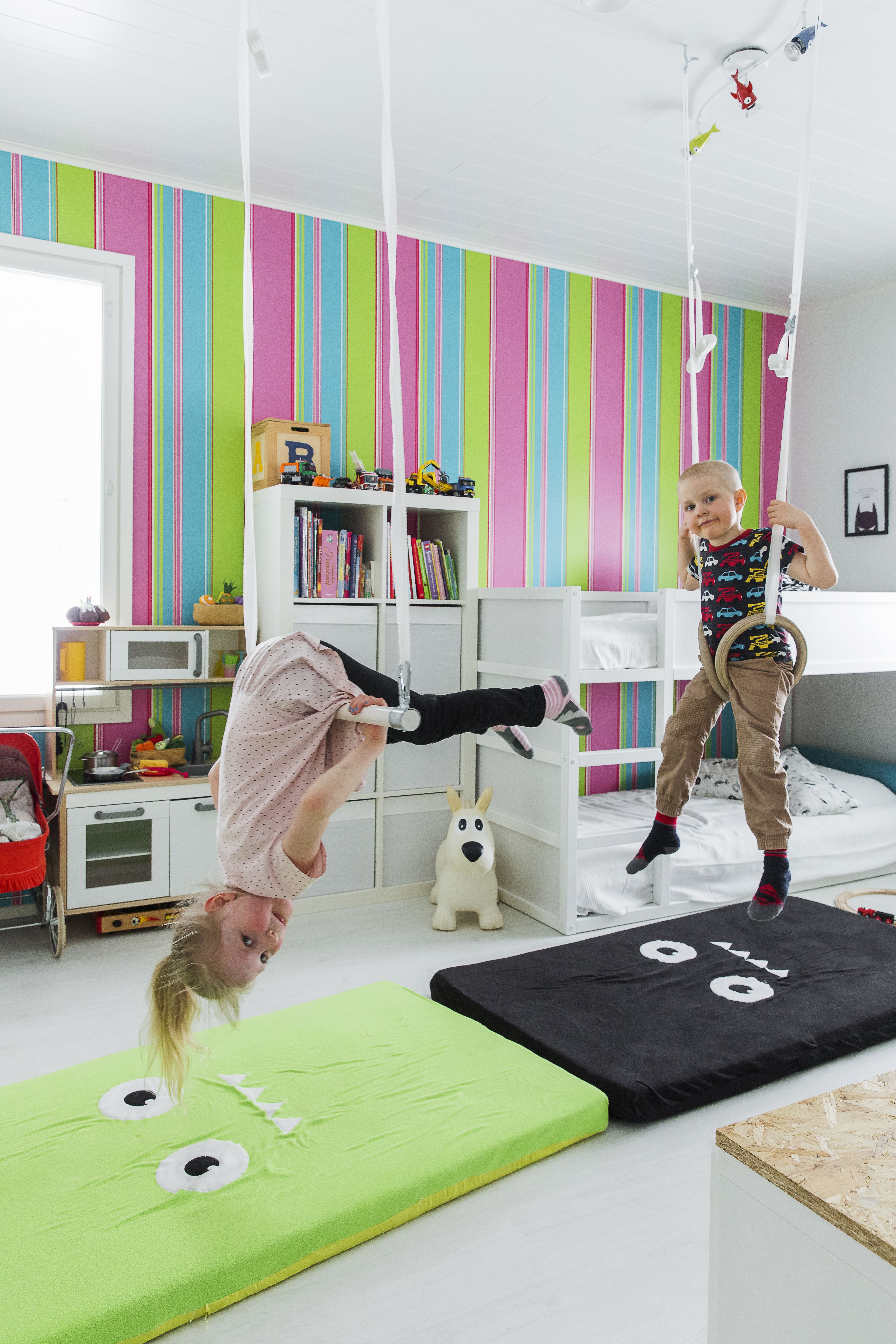 Patjat pehmentävät Meean ja Jooan volttinäytösten alastuloja. Lastenhuoneen sänky on Ikeasta.