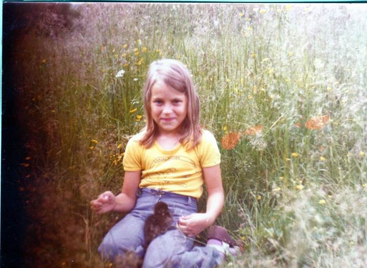 Olin lapsena eläinrakas, nauravainen ja ujo seurailija. Kuvassa olen 9-vuotias.