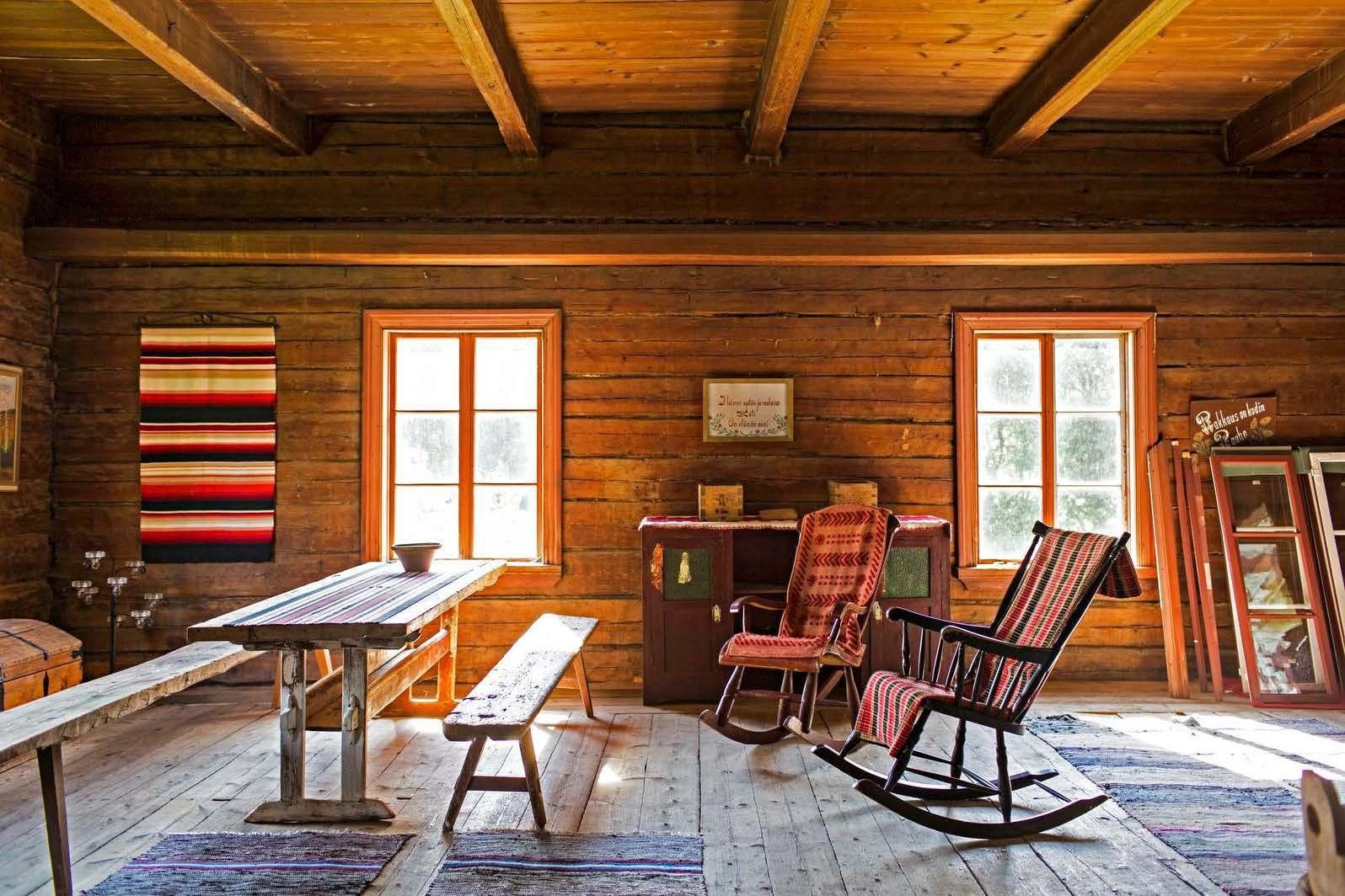 Kaunis tupa on vielä työn alla. Ikkunoita korjataan juuri, joten osa lepää vielä seinää vasten.