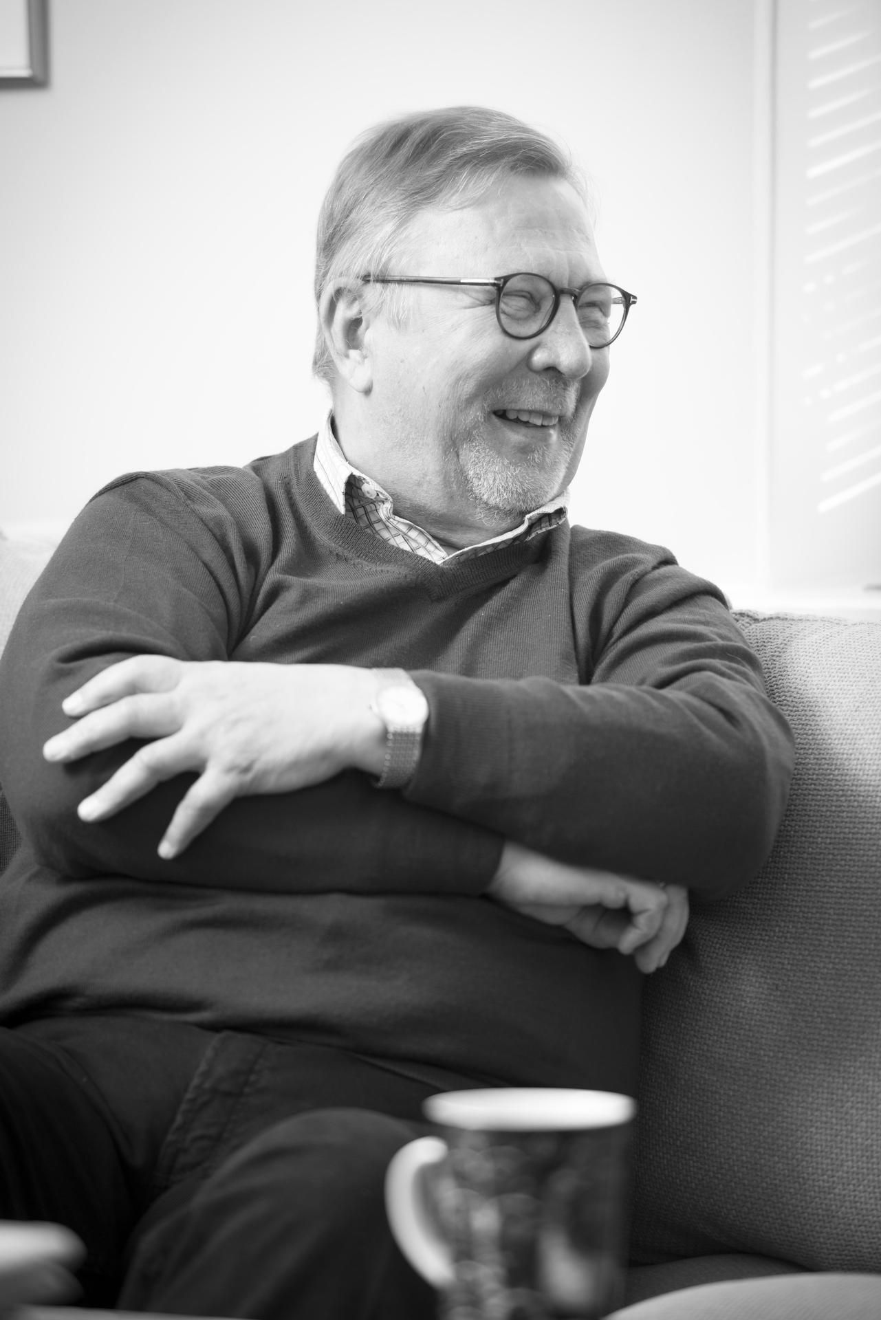 Jorma Huuhtanen 72-vuotias lääkäri, entinen kansanedustaja, ministeri ja Kelan pääjohtaja asuu Kuopiossa vaimonsa Marjatta Huuhtasen kanssa. Jorma on Kuopion palloseuran ja Kalpan kannattaja ja seuraa aktiivisesti lääketiedettä ja politiikkaa eläkkeelläkin. ”Marjatta aina valittaa, että iPadi on minulle läheisempi kuin rouva.”