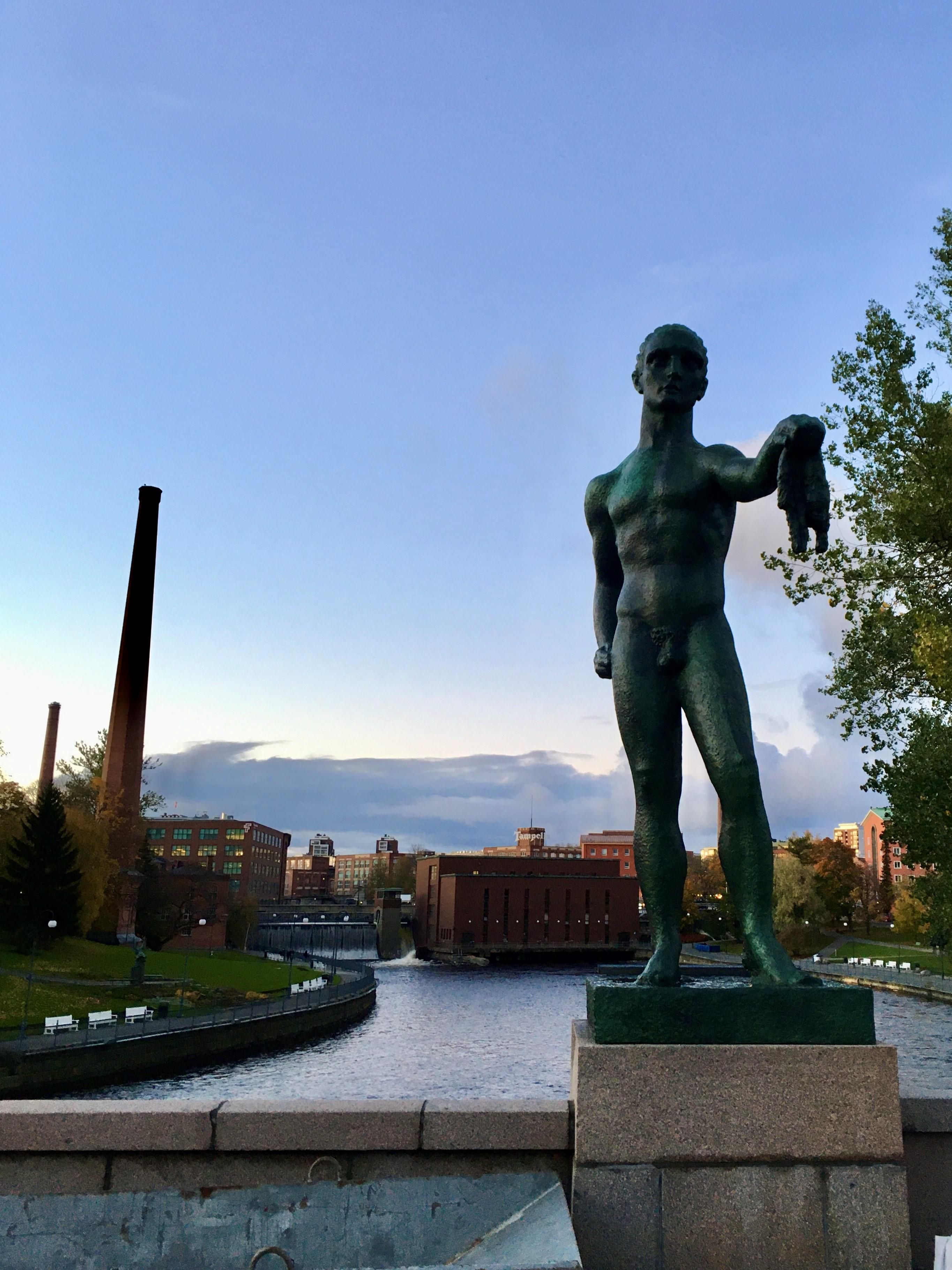 Tammerkosken sillalta aukeaa näkymä Tampellan tehdasaluetta kohti.