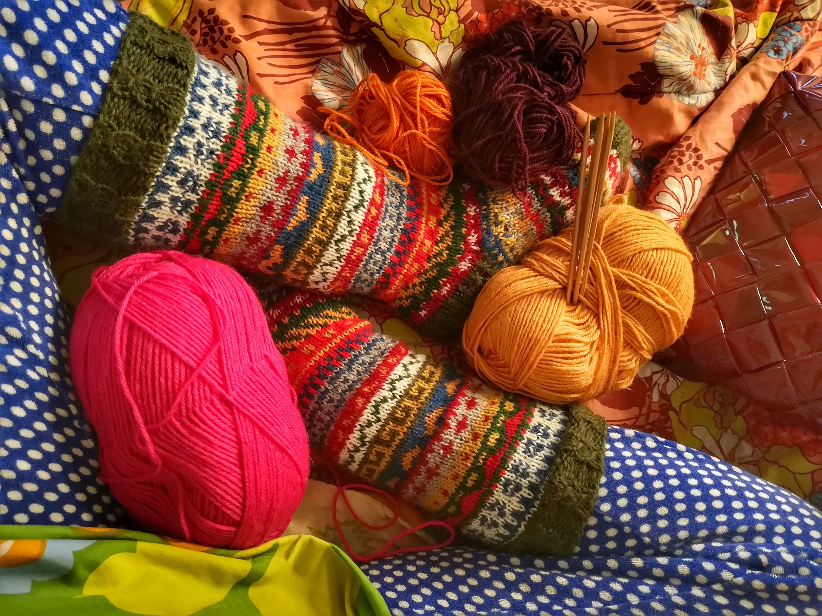 ”Oma hetki, suunnittelen uutta neuloosia puikoille.”