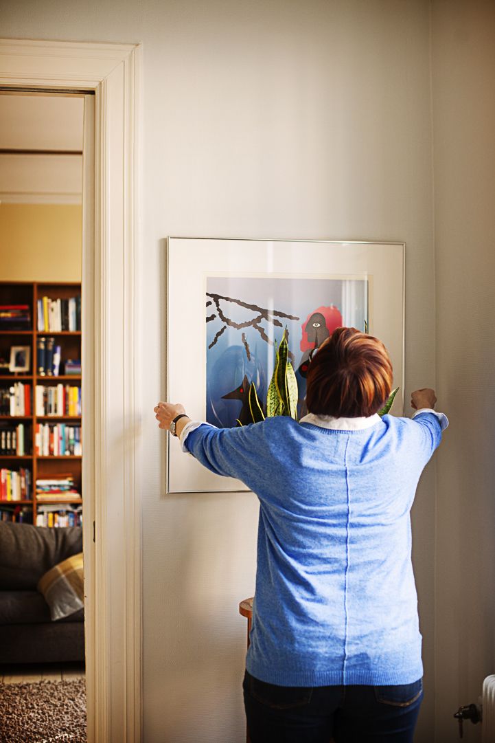 Seinältä katsoo Kuutti Lavosen taulu.