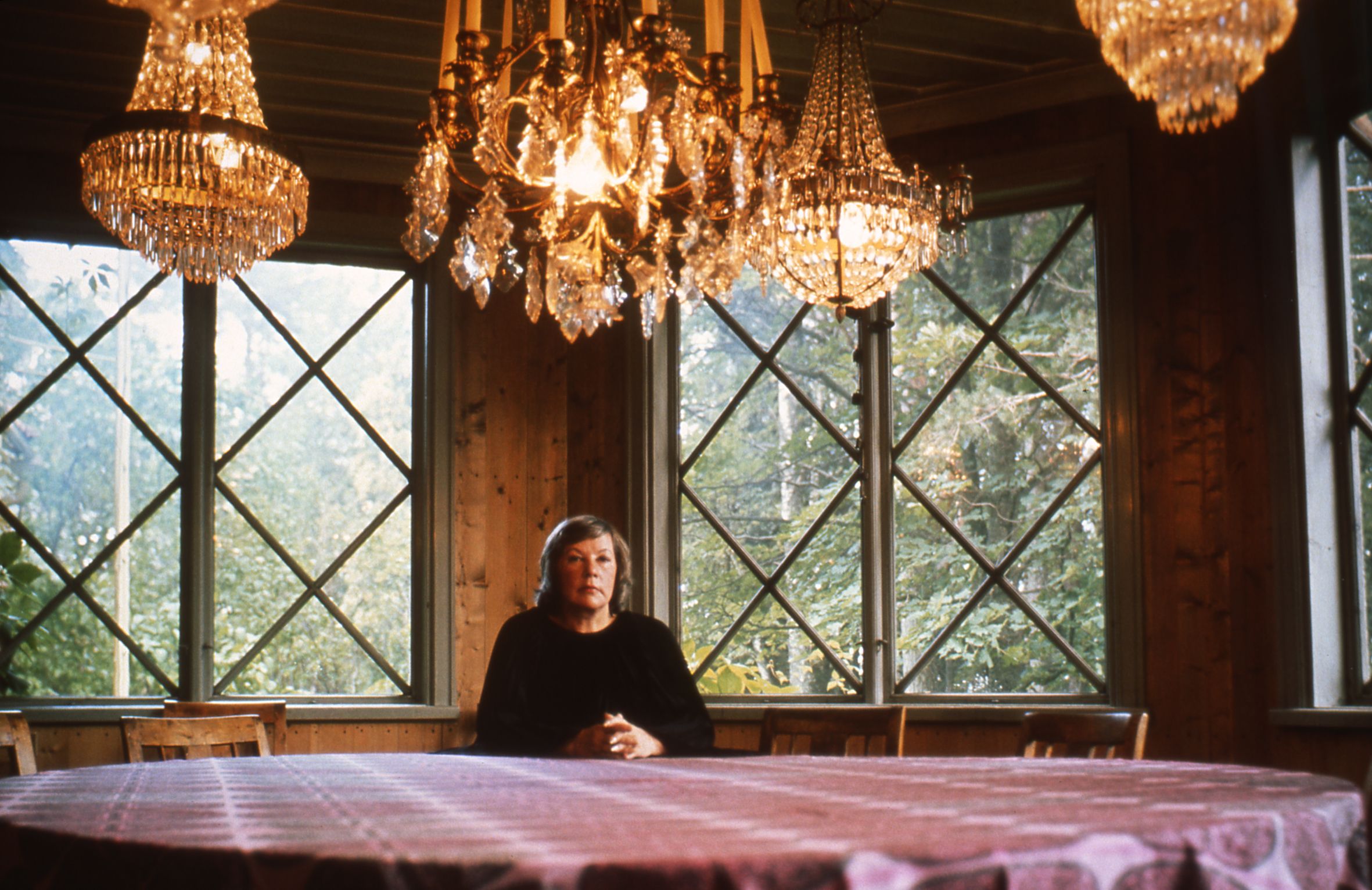 Armi Ratia Bökarsin verannalla. Nämä kristallikruunutkin Leena pääsi näkemään unohtumattomana kesänä 1967.