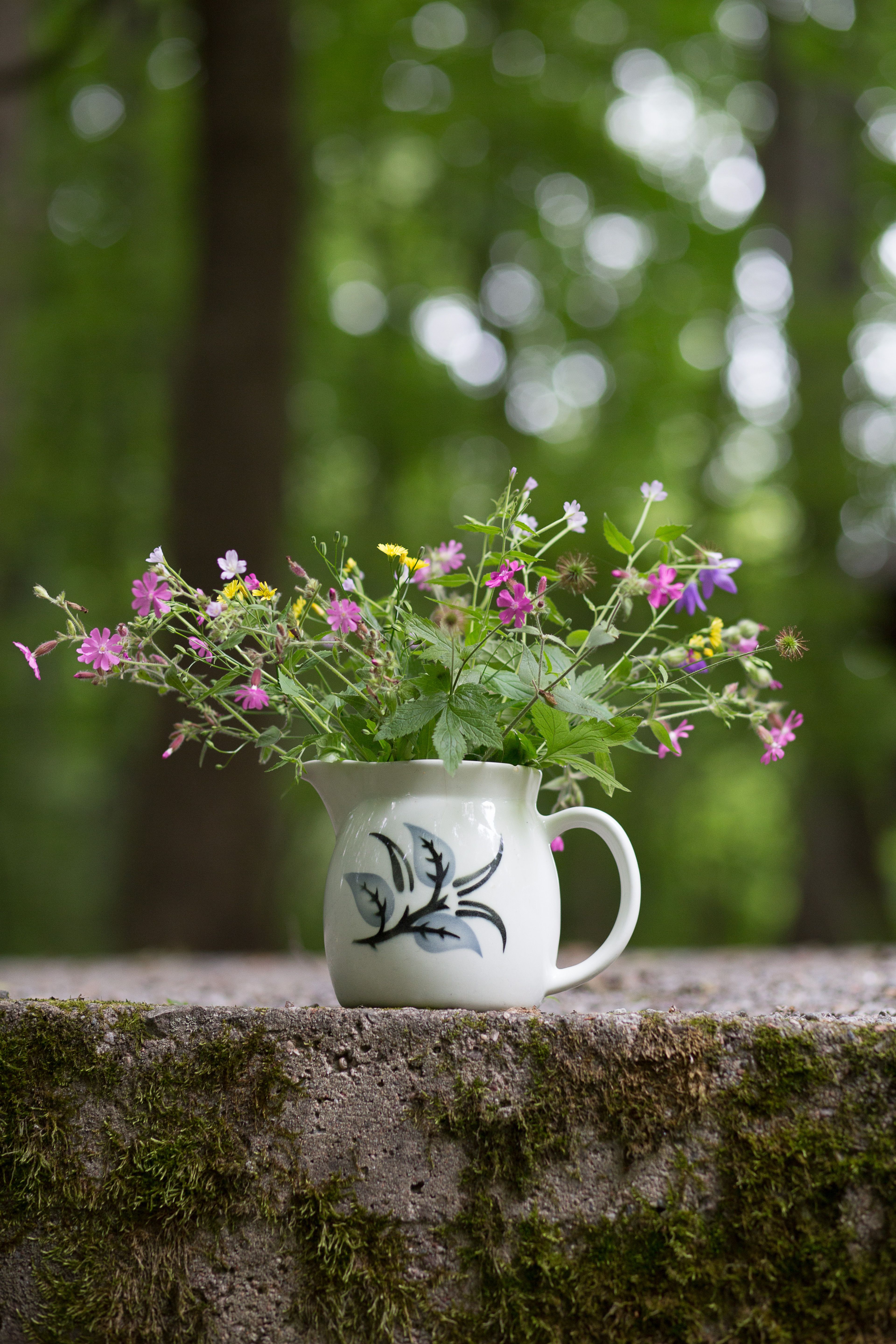 Vanha maitokannu sopii maljakoksi niittykukille. Mitä laajempi valikoima kukkia, sen luonnollisempi kimppu.