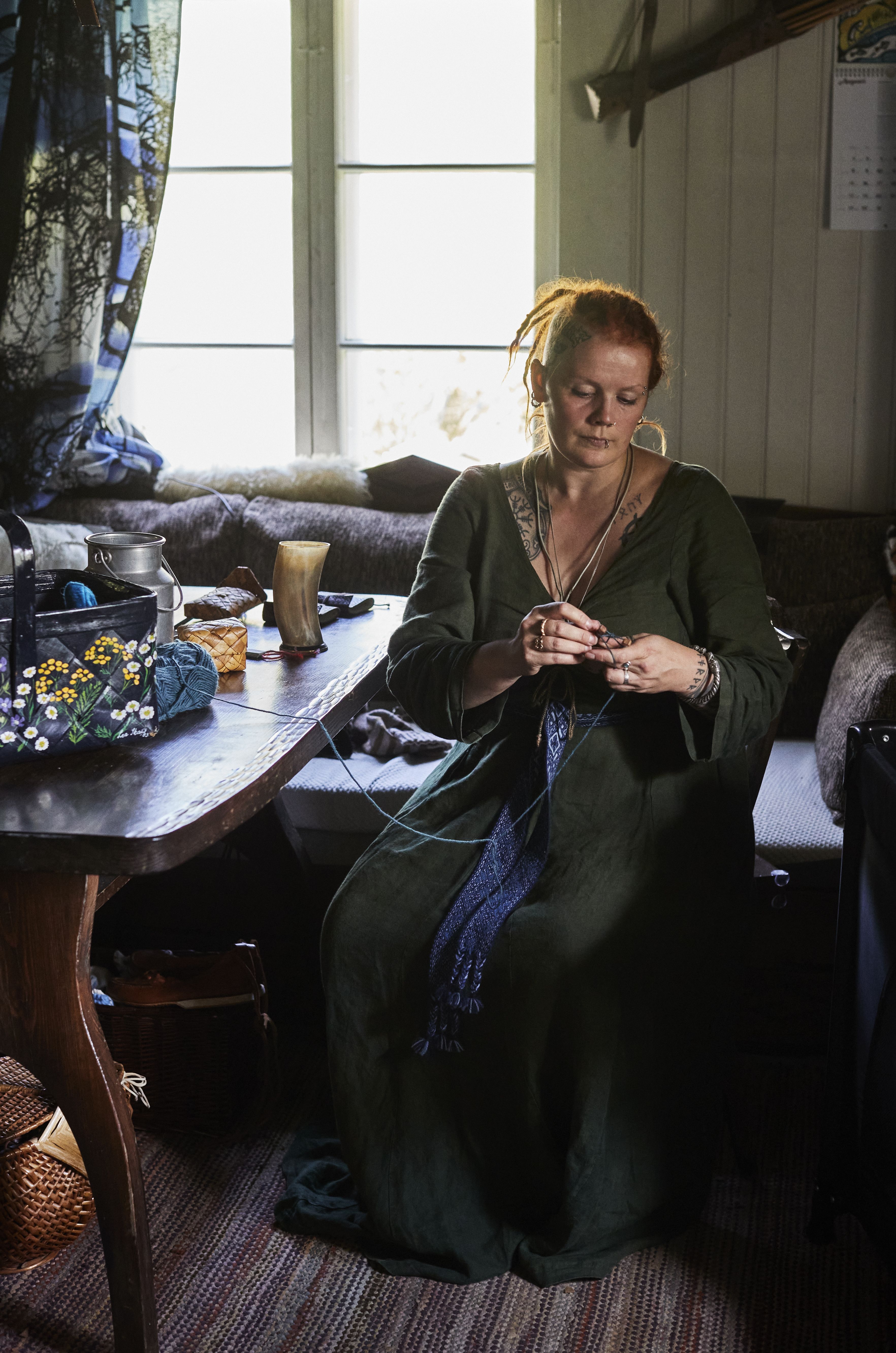 Mileena on opetellut tekemään itse kestävää haarukkanyöriä, jota voi käyttää esimerkiksi mekon nyöritykseen, housujen vyötärön kiristämiseen ja kengännauhoiksi.