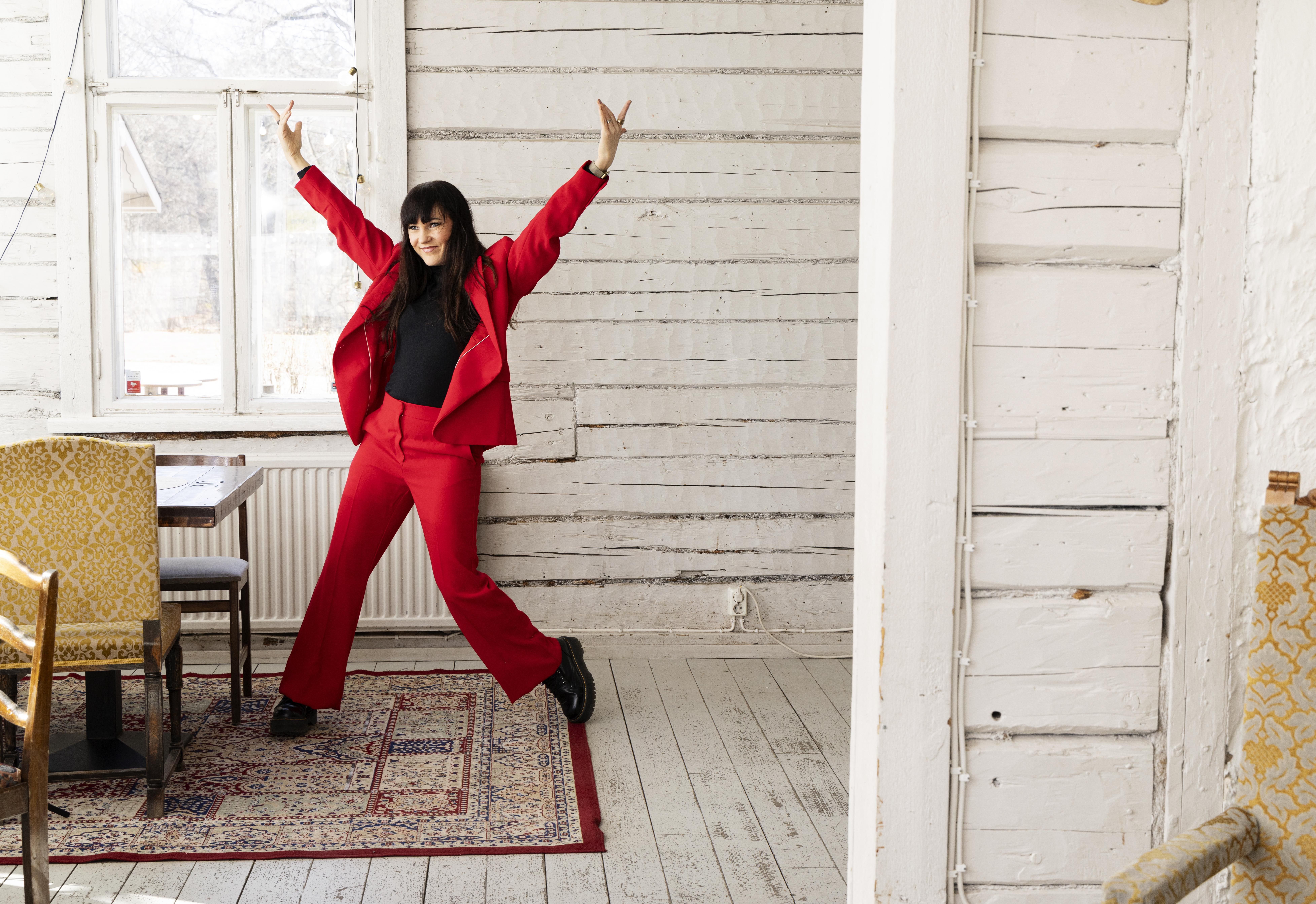 Kun Mira Luoti pääsee esiintymään ja laulamaan, mitään muureja ei ole. ”Silloin olen ihan irti.” Myös uusia vaatteita sovittaessaan hän tanssii ja heiluu, jotta tietää, ovatko ne hyvät päällä.