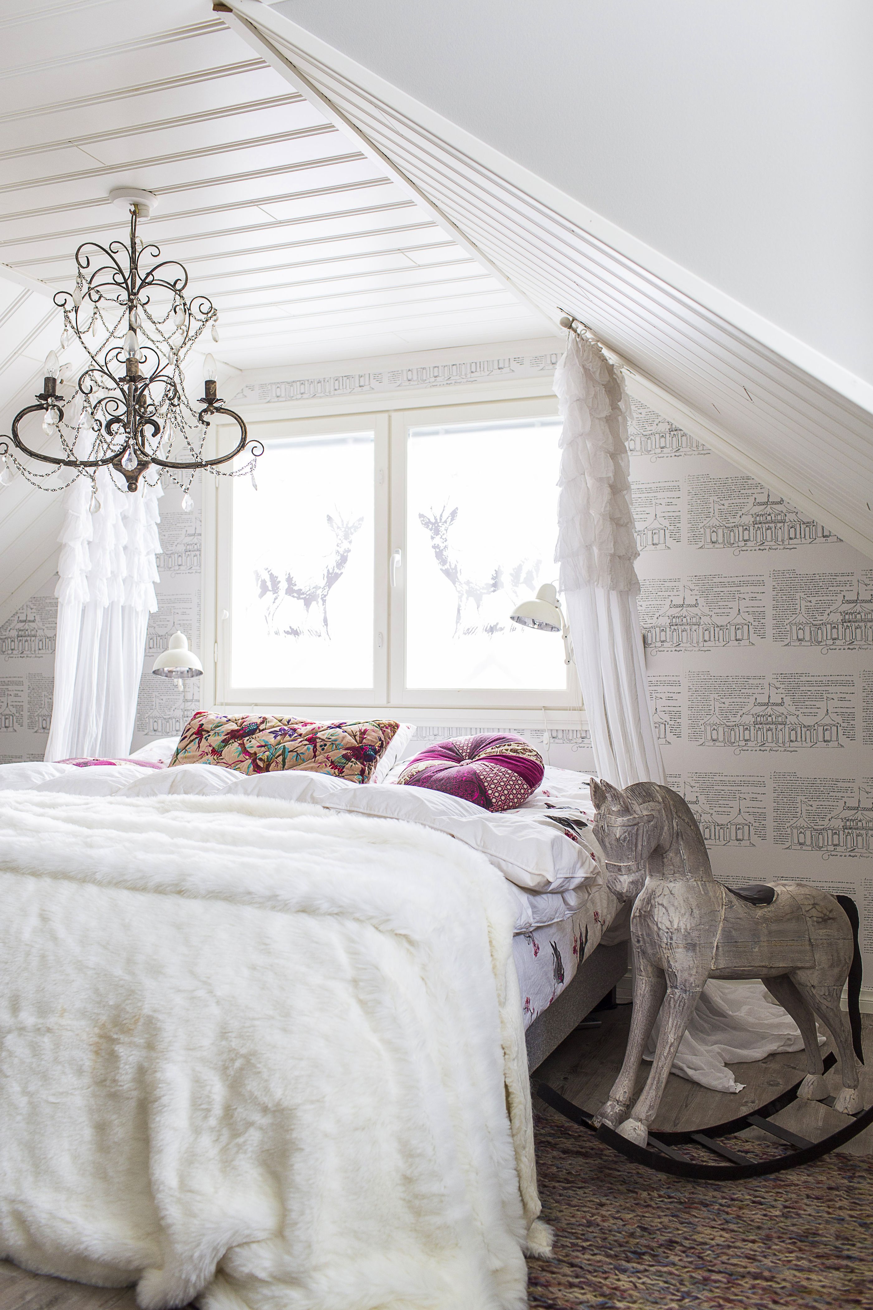 Pietiläiset saavat unen päästä kiinni valoisissa tunnelmissa. Huurrekalvosta teetetyt kauris­tarrat korvaavat makuuhuoneen verhot. 