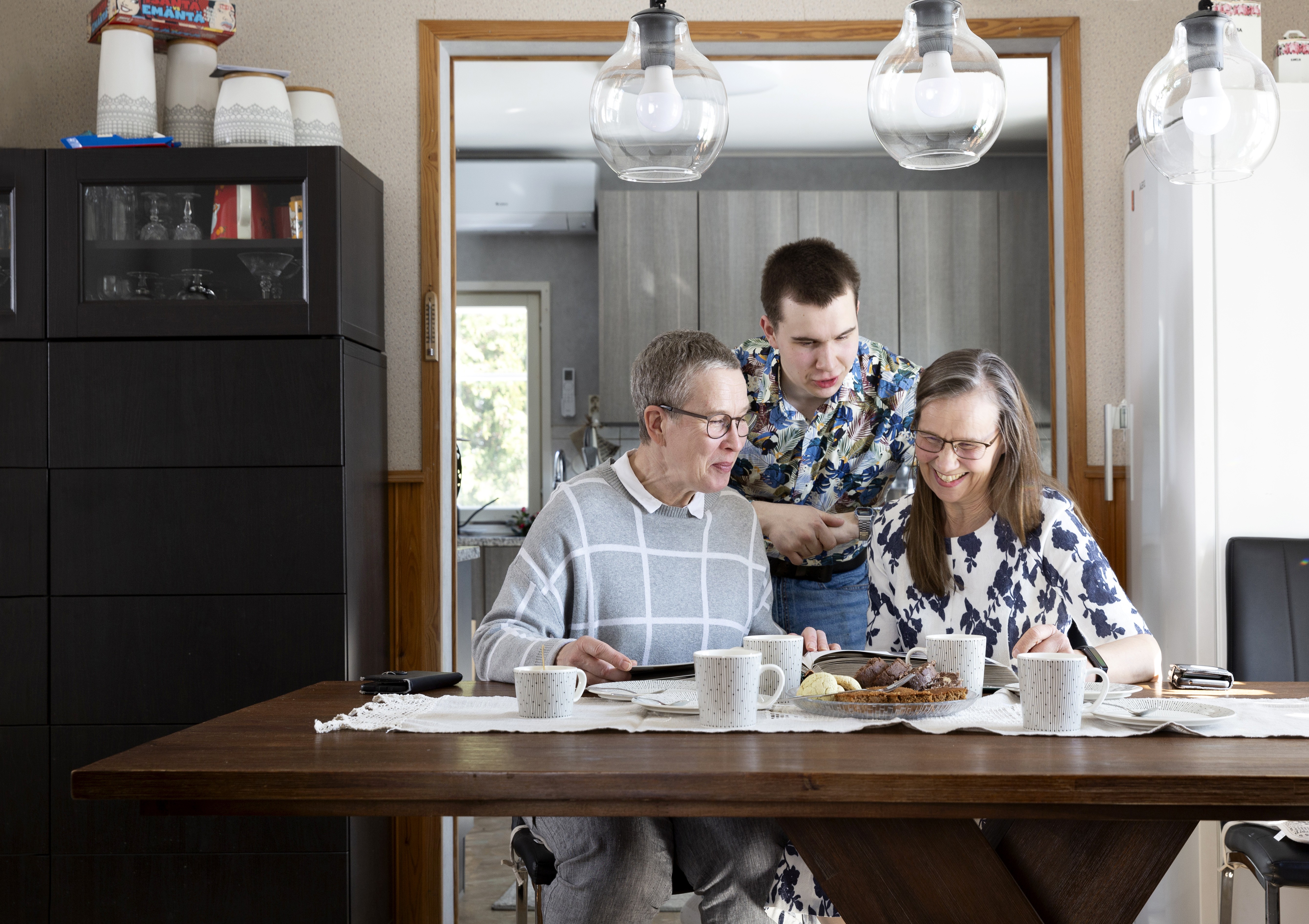 ”Kiitollisuus Birgittaa kohtaan ei ole yhtään kuormittavaa. Varmaan sen ansiosta, että Birgitta ei itse koe uhrautuneensa. Hän halusi auttaa minua, kun olin epätoivoisessa tilanteessa”, Christina (oik.) sanoo.