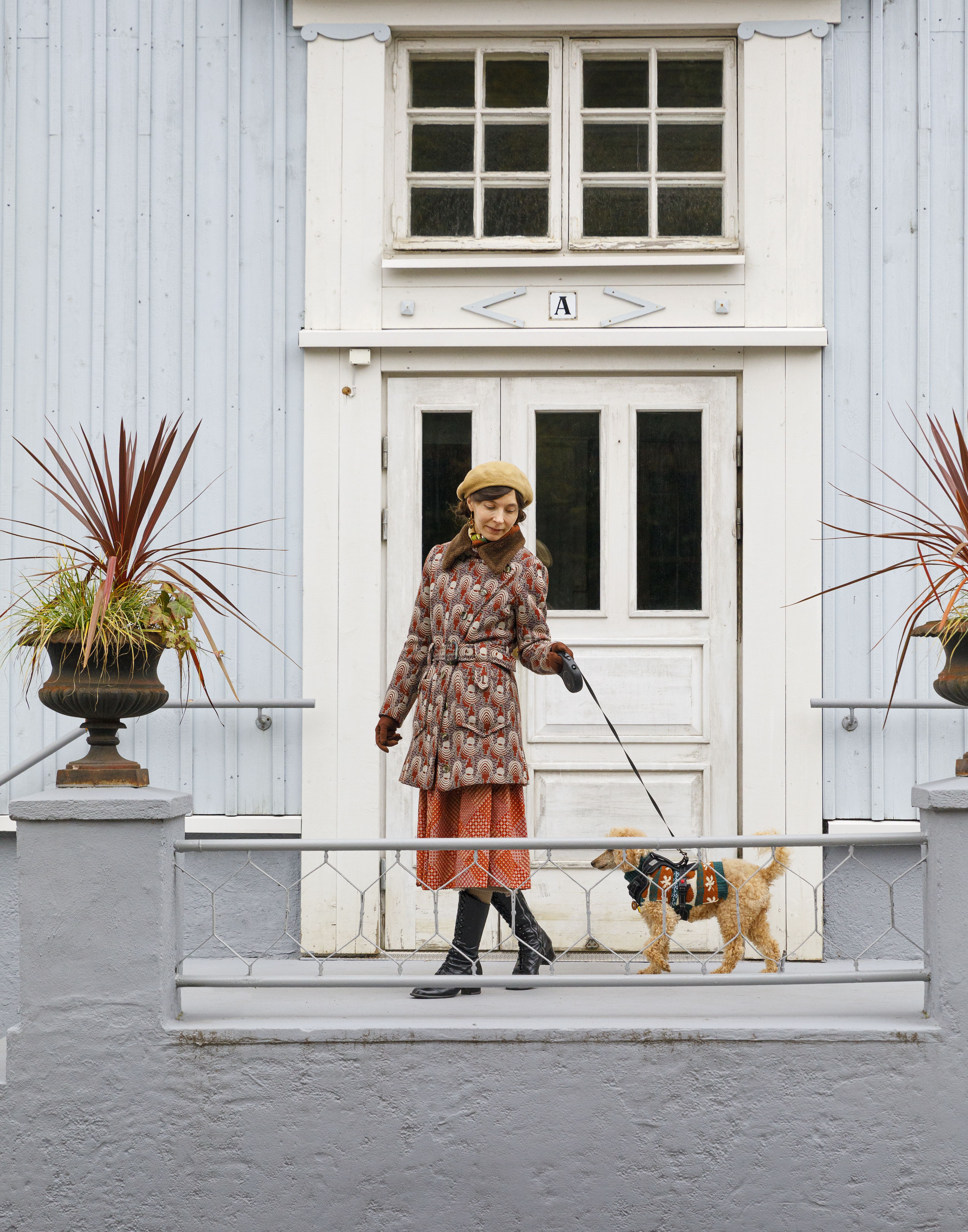 Marika pukeutuu kauniisti myös kävelylenkille villakoira Veronan kanssa. Kuviollinen talvitakki on 1960-luvulta.