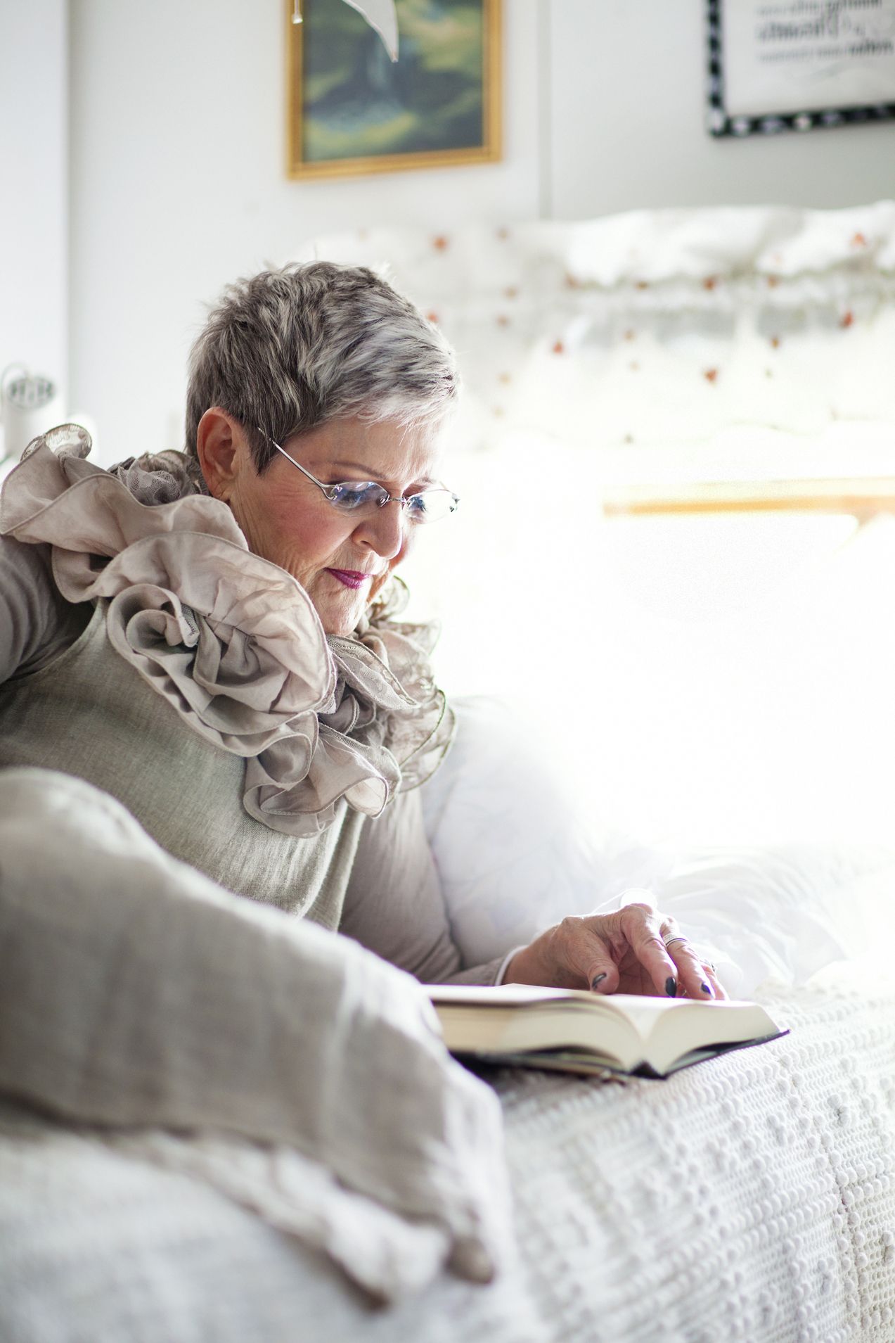 Pellavamekon Marleena bongasi Helsingin kauppatorilta. Kun Marleena pitää työhuoneellaan tauon, hän usein lukee.