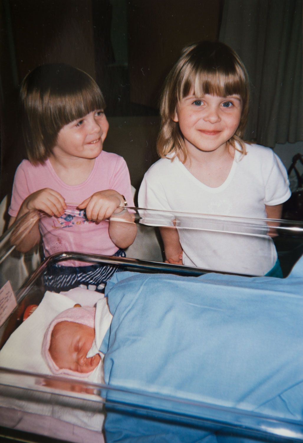 Suvi-vauva ja ylpeät isosiskot Satu ja Taru.