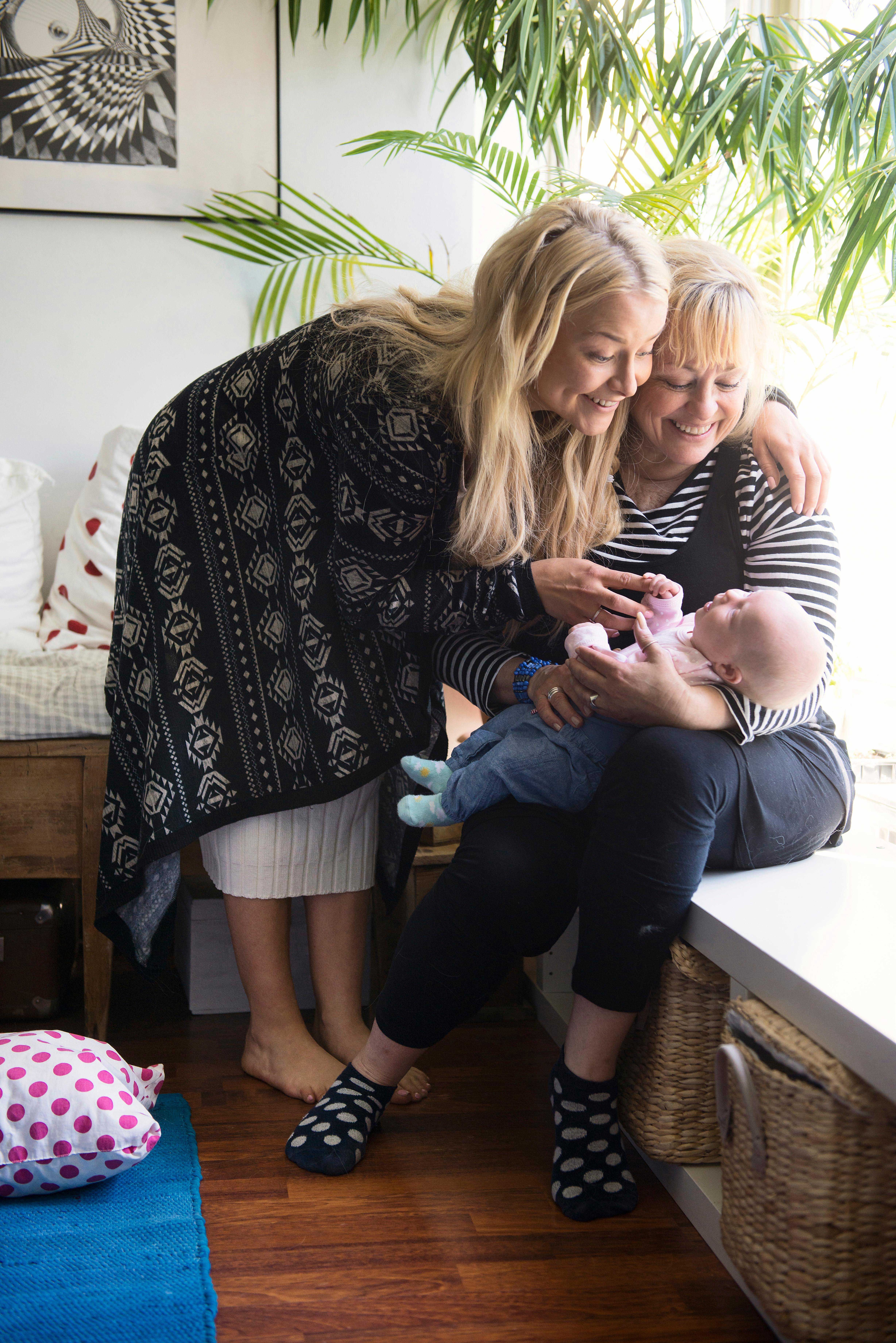Perhe on Ilonalle kaikki kaikessa. Annu-tyttären Venla-vauvaa ihastelee mummin kanssa Ilonan tyttäristä toinen, Ada.