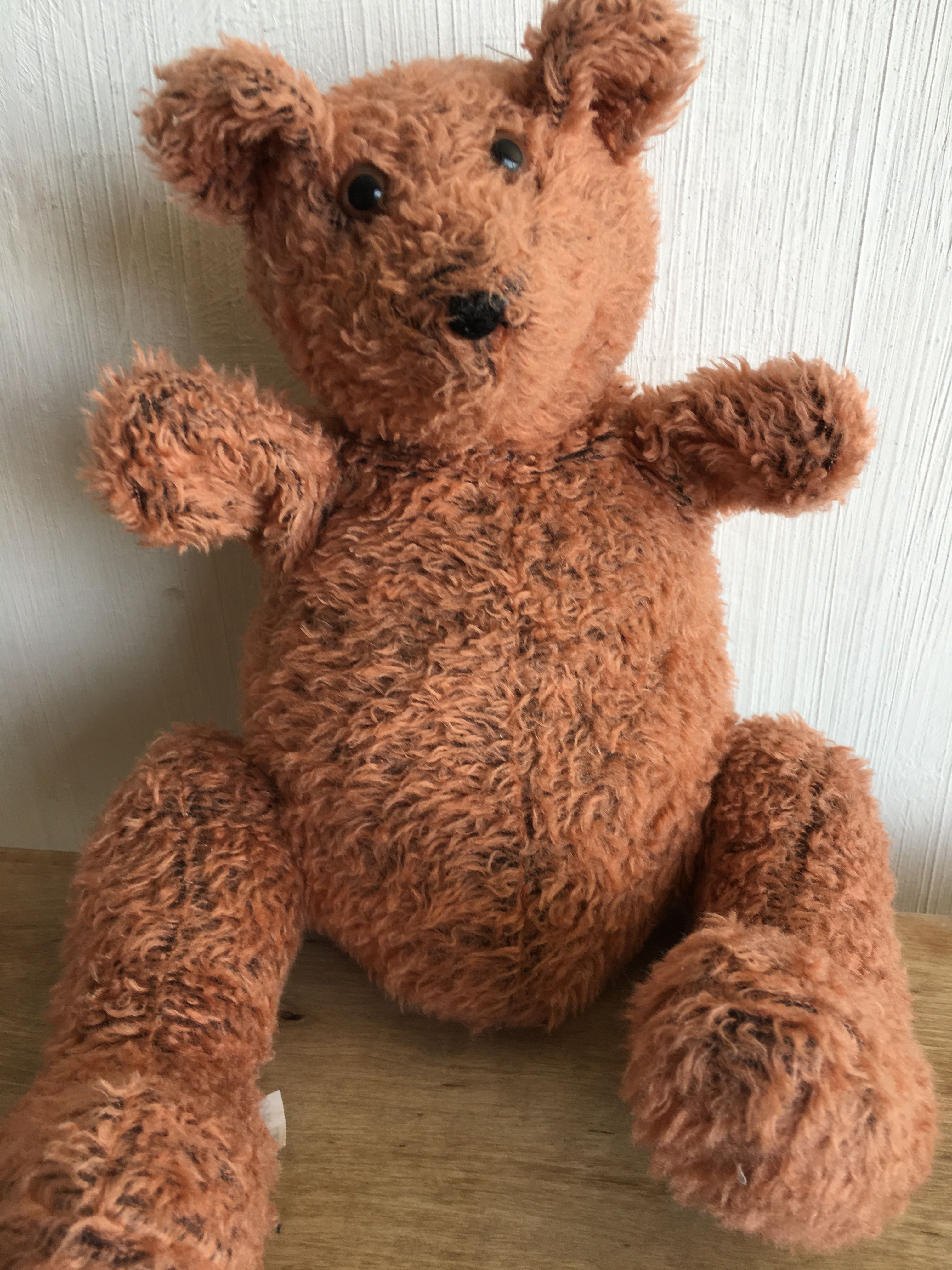 Nalle on Auralle kovin rakas. Sitä halataan ja suukotellaan jatkuvasti.