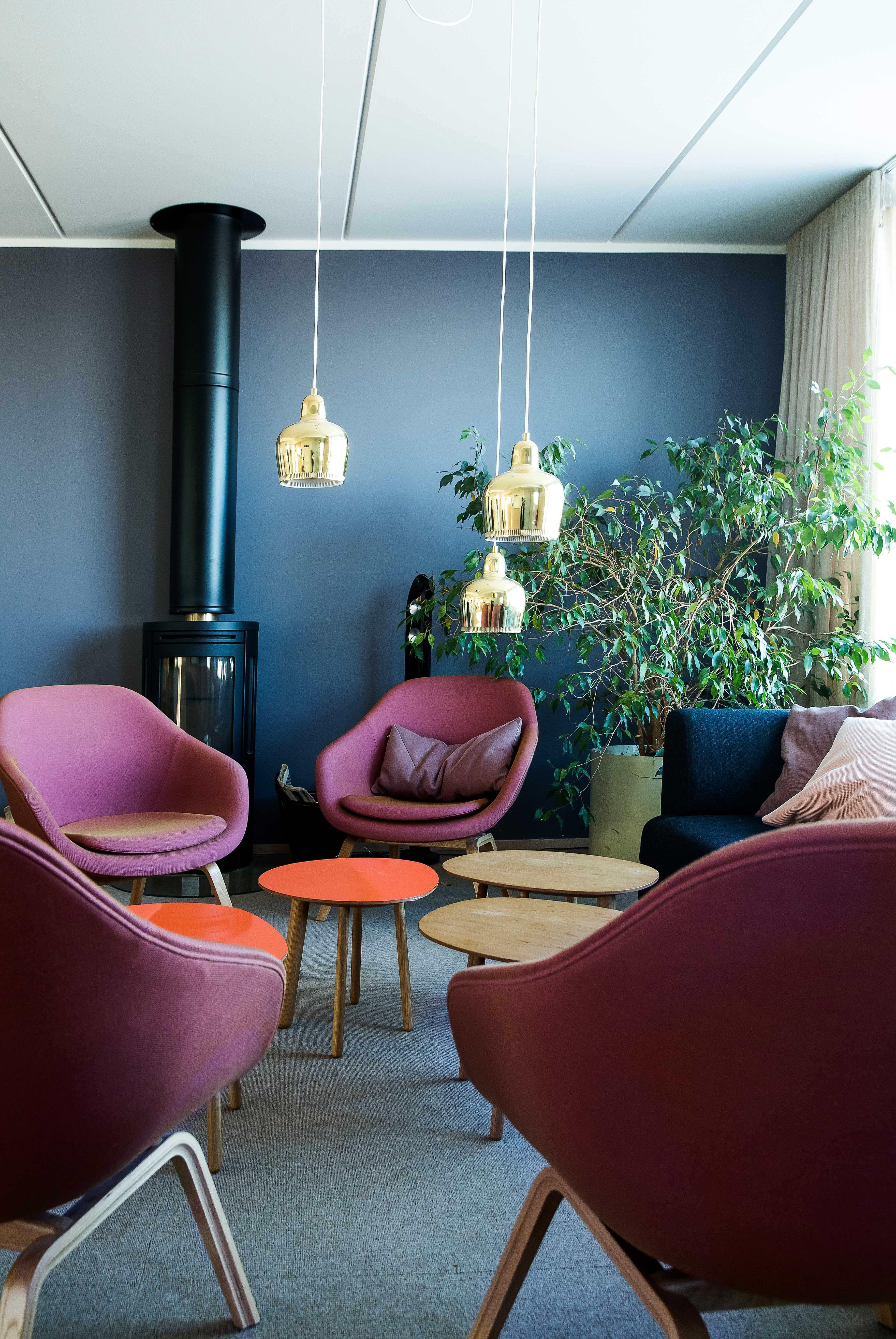 Ylimmän kerroksen saunatupaan valittiin laadukkaat, aikaa kestävät kalusteet. Yhteiset tilat pysyvät siistinä, sillä niissä käy siivooja.