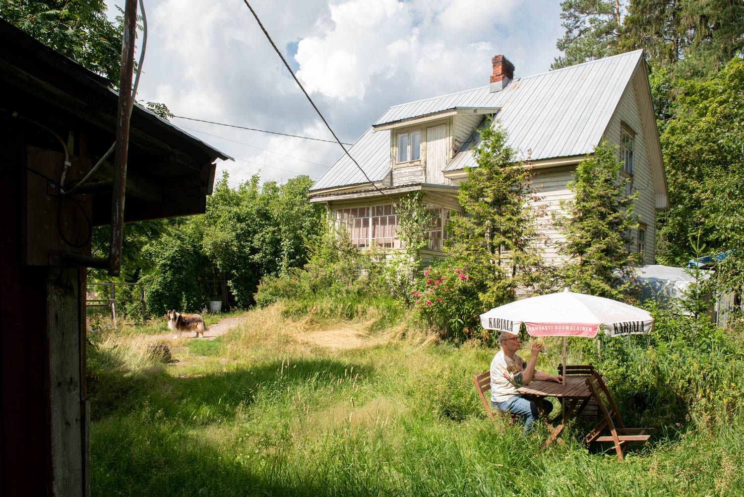 Anjan viimeinen kesä vanhassa talossa ei ollut haikea. "Viisikymppisenä oli jännittävää. Nyt kahdeksankymppisenä on jännittävää. Kaikkea kivaa on aina tulossa, kunhan ei käsikirjoita sitä etukäteen."
