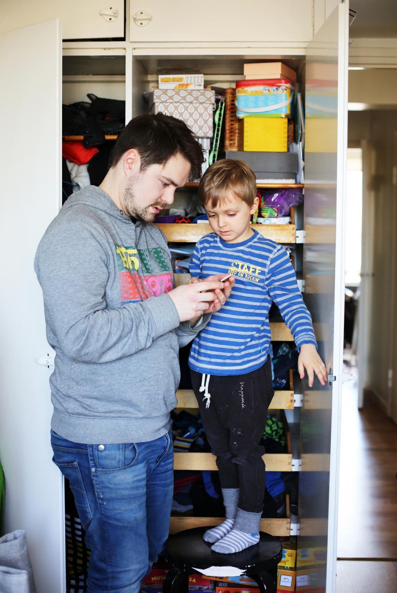 Ensti on hyvin kiinnostunut Pekka-ukistaan. ”Hän ehdotti, että soittaisimme bändin kanssa hänen nykyisen lempibiisinsä Pekalta eli Tehdasmusiikkia. Pitää ehkä ottaa sekin käyttöön”, Verneri sanoo.