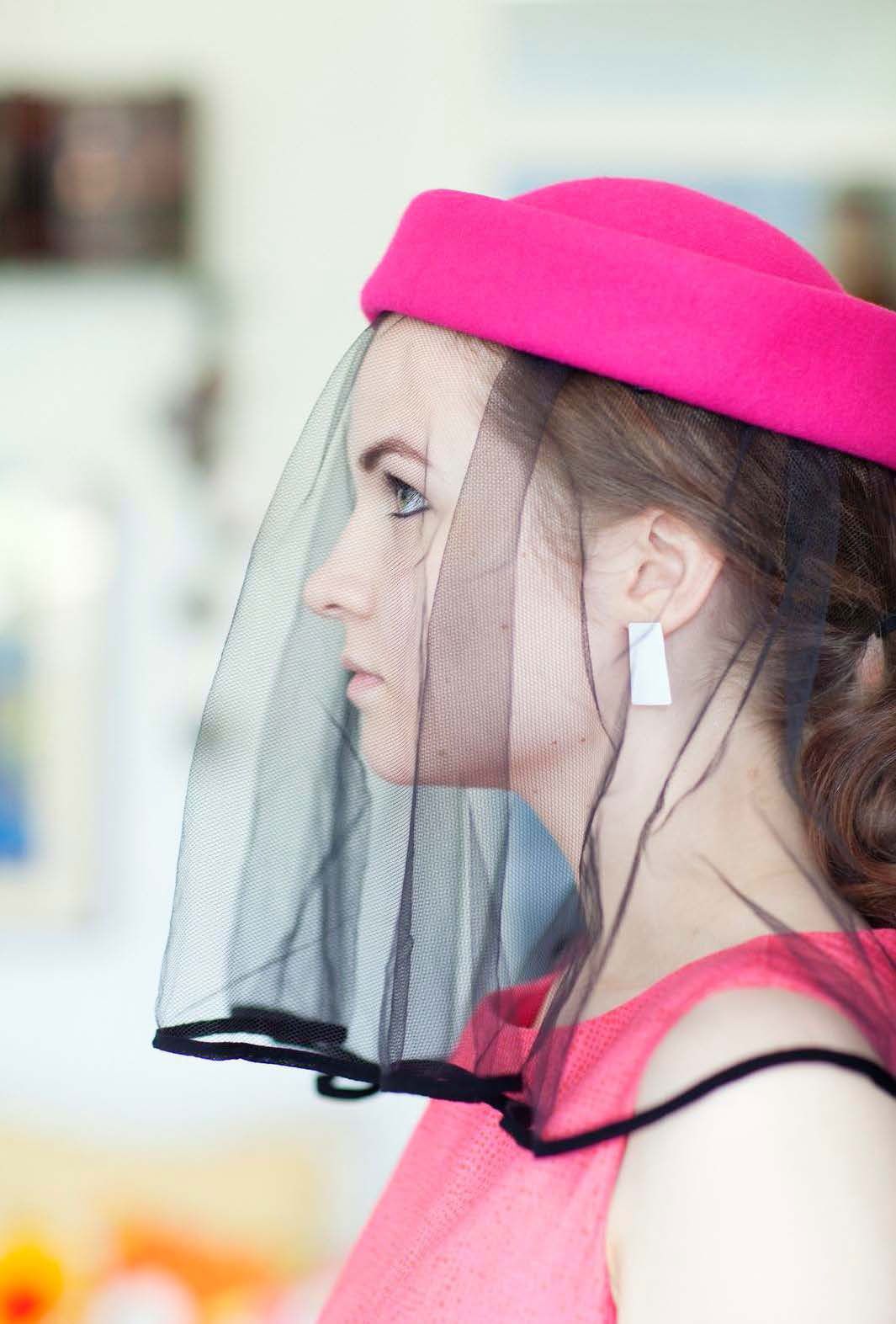 Äiti osti pinkin mekkoni kirpputorilta. Se on samanlainen, jota Jacqueline Kennedy käyttä Sports Illustrated -lehden kannessa 1960. Upea suruharso löytyi äitini vanhoista tavaroista.