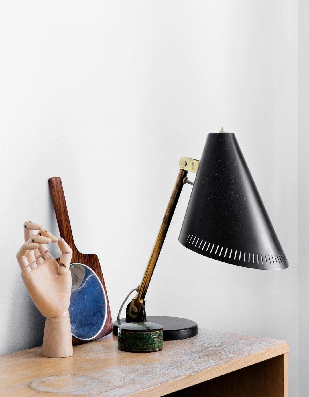 Yövalaisin on Paavo Tynellin Idmanille suunnittelema. Hayn käsikoriste on Tuomaksen antama lahja Julialle